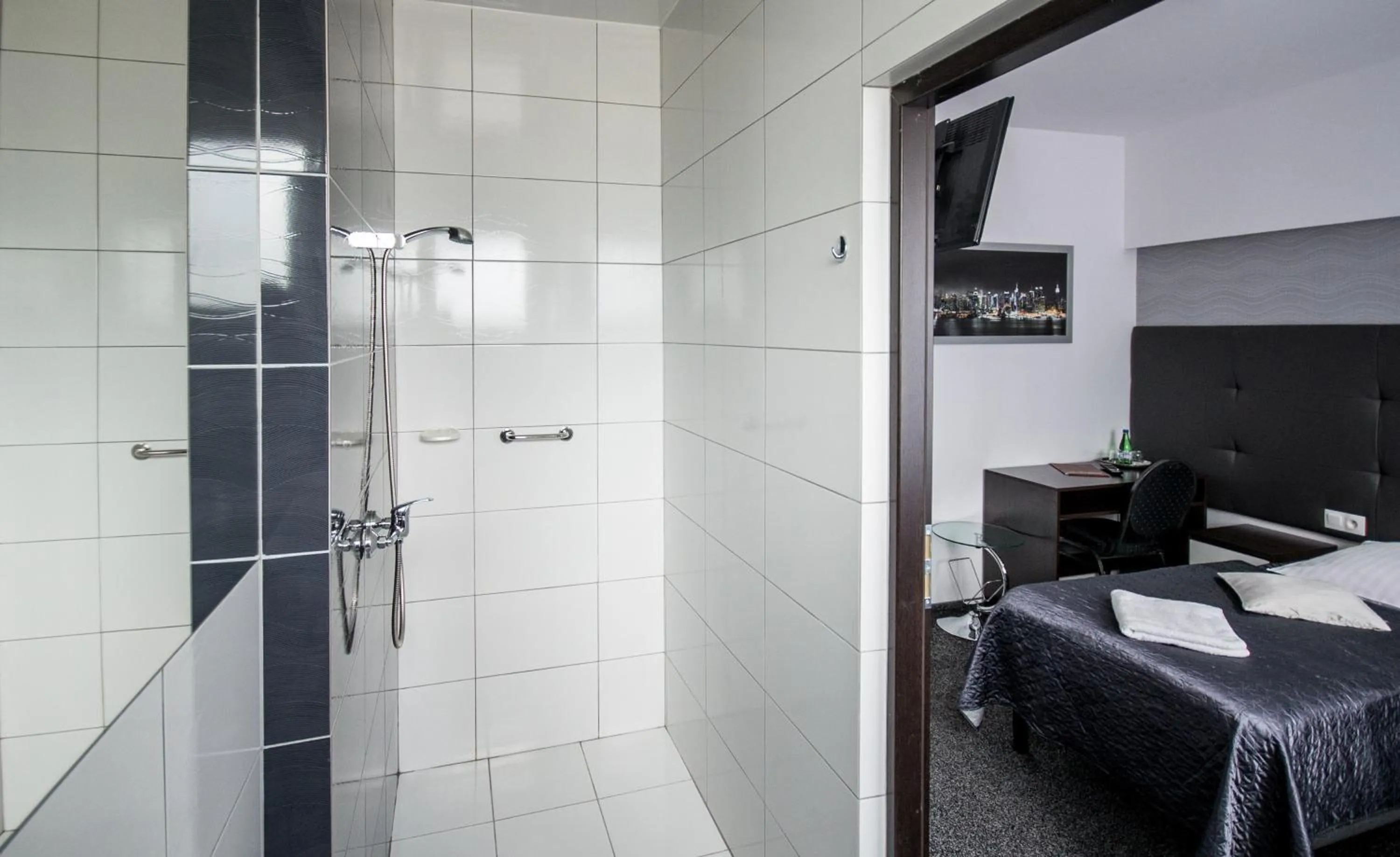 Bathroom, Bed in Hotel Junior - jesteśmy w trakcie modernizacji