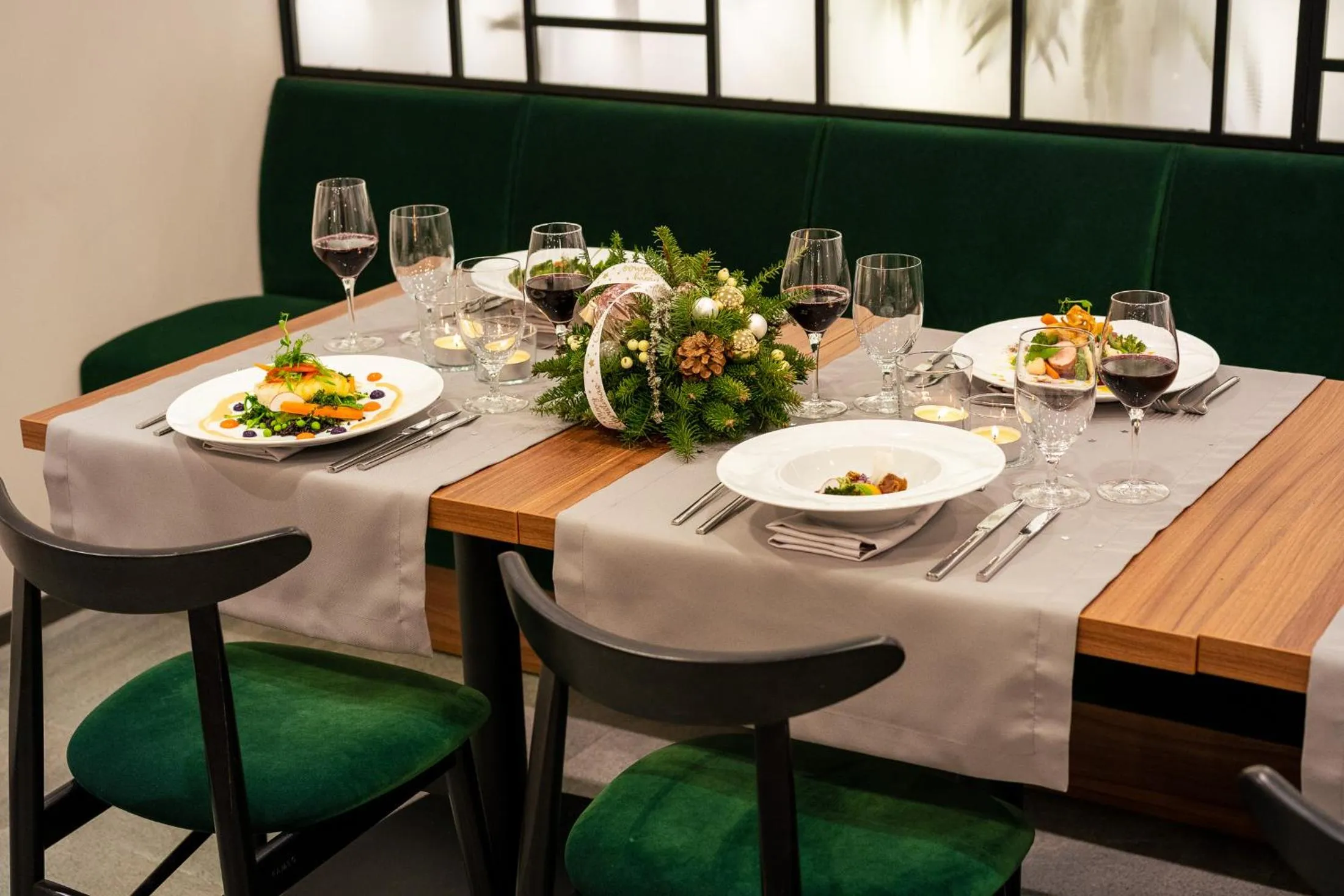 Restaurant/places to eat in Ascot Premium Hotel