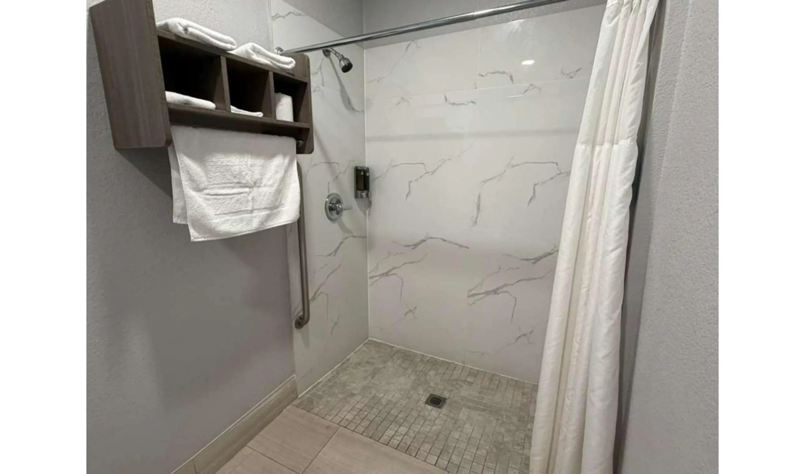 Bathroom in Kiwi Inn Capital O Houston - Hwy 249