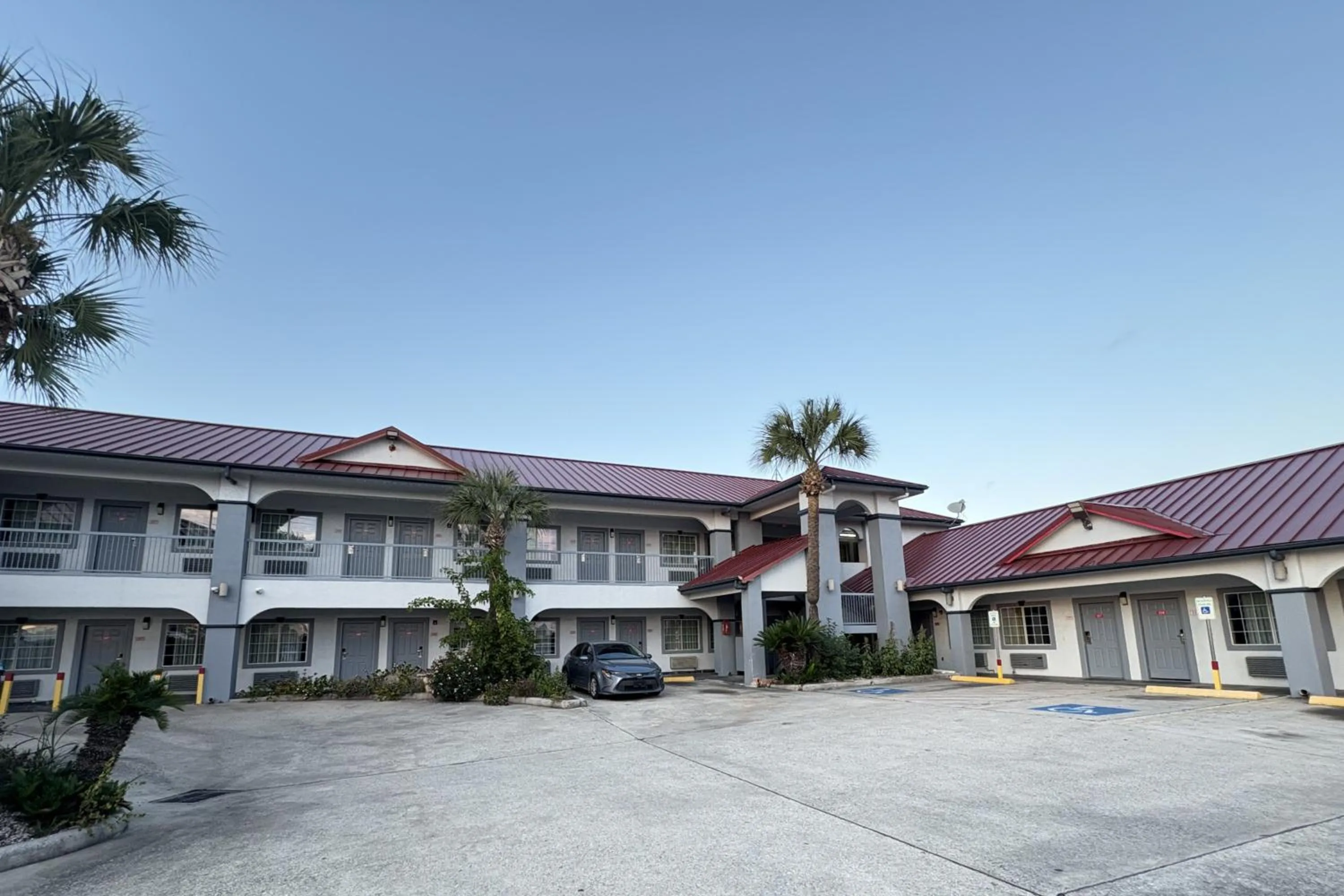 Property building in Kiwi Inn Capital O Houston - Hwy 249