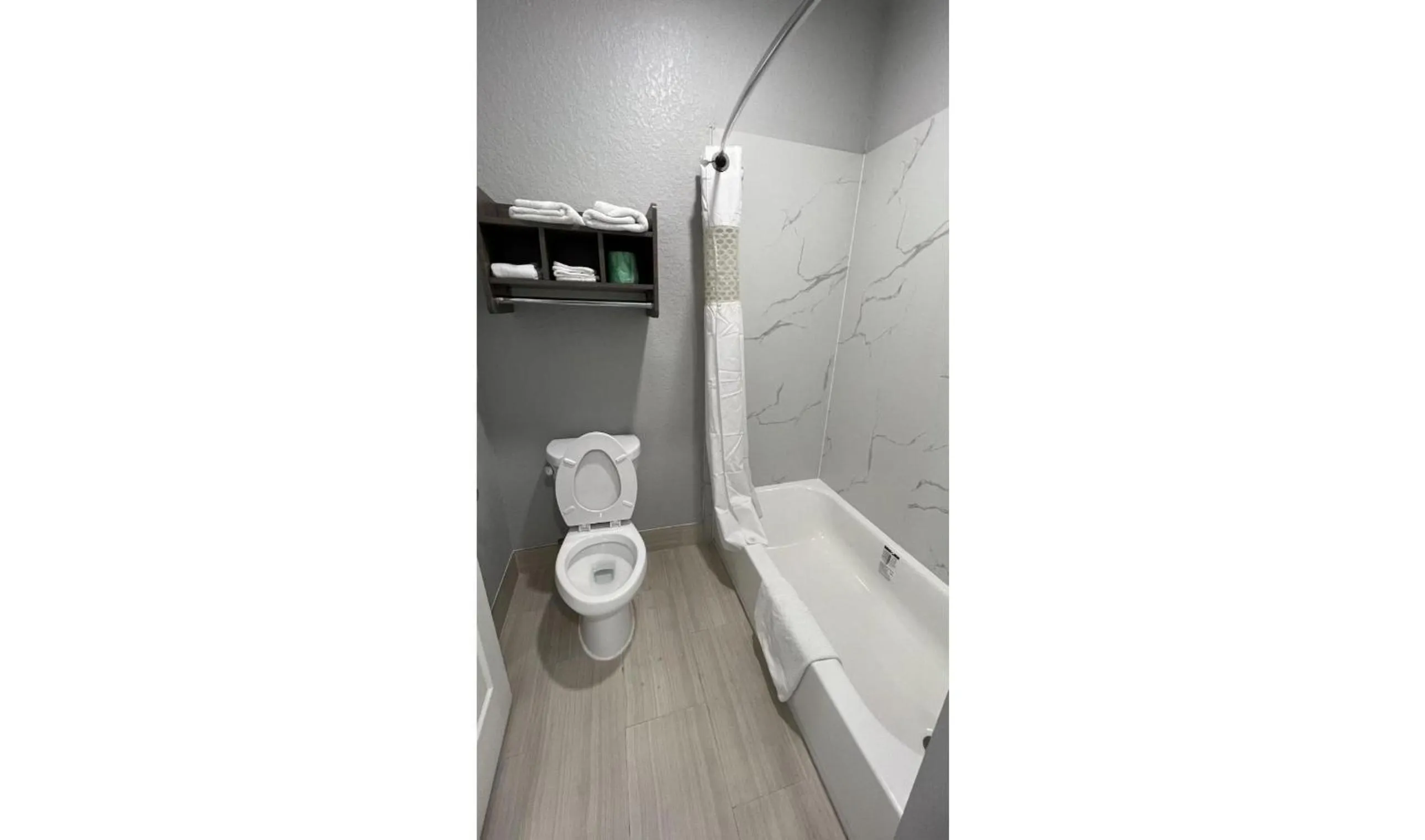 Bathroom in Kiwi Inn Capital O Houston - Hwy 249