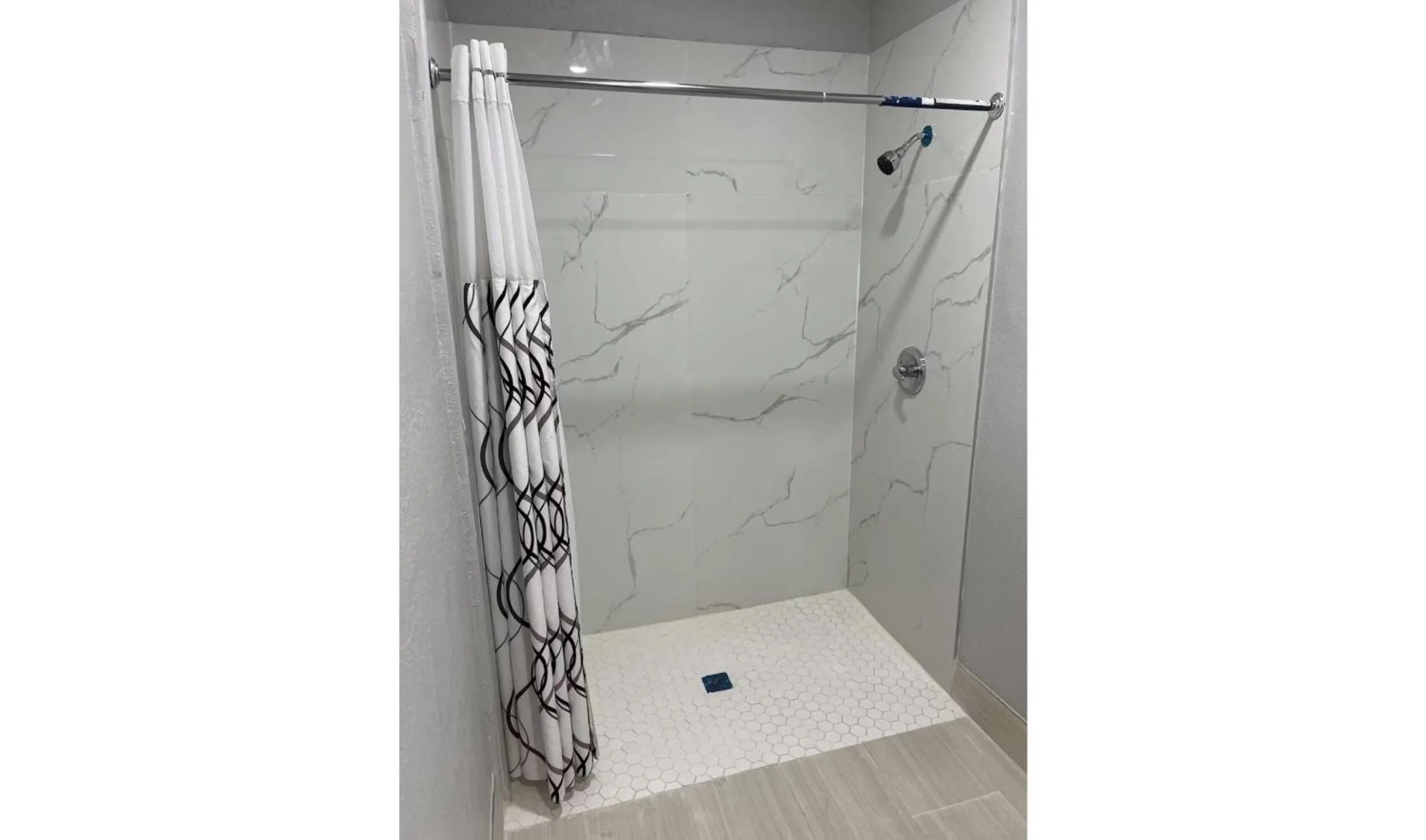 Bathroom in Kiwi Inn Capital O Houston - Hwy 249