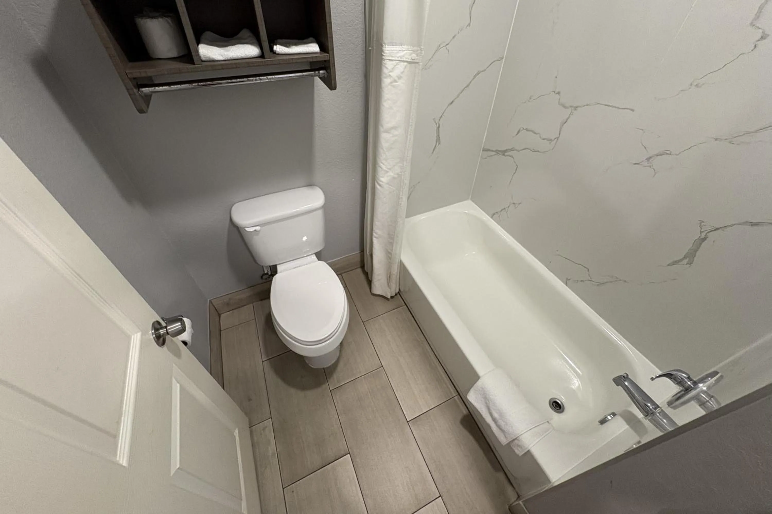 Bathroom in Kiwi Inn Capital O Houston - Hwy 249