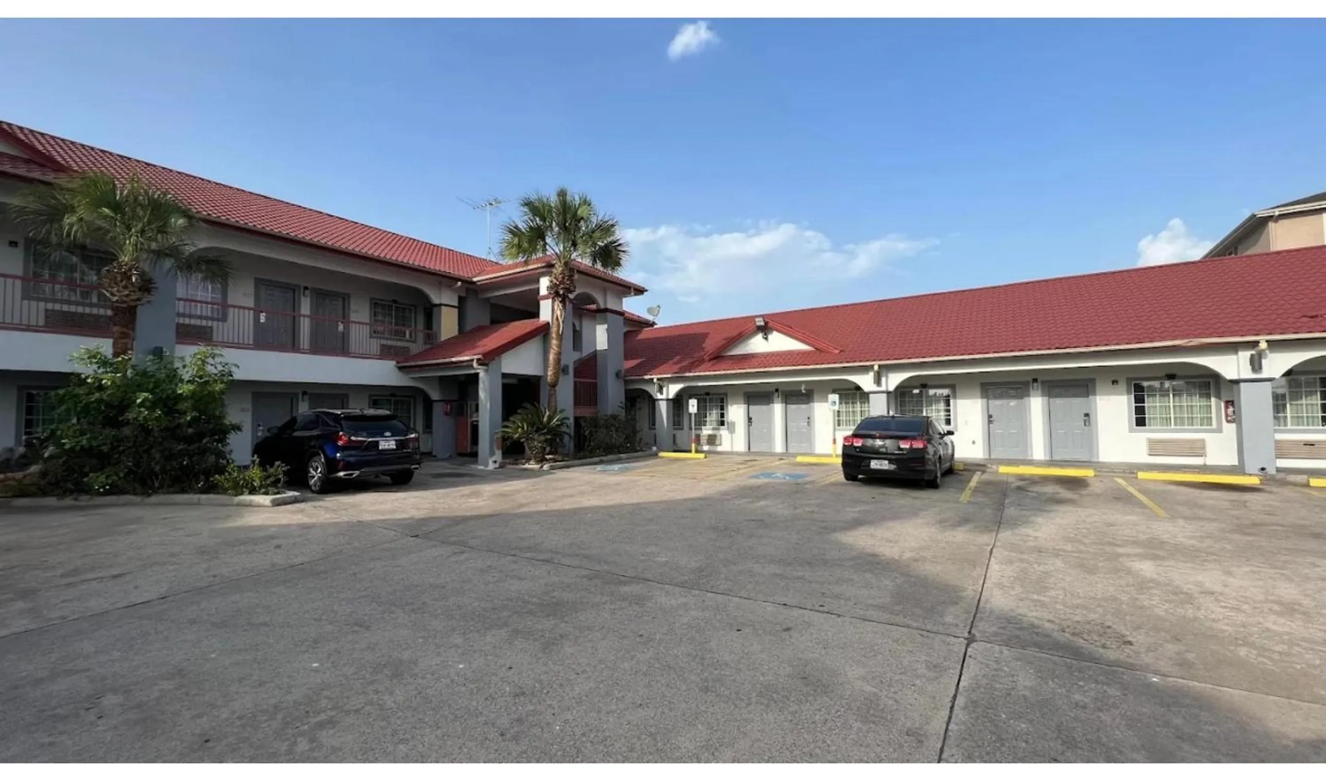 Parking in Kiwi Inn Capital O Houston - Hwy 249