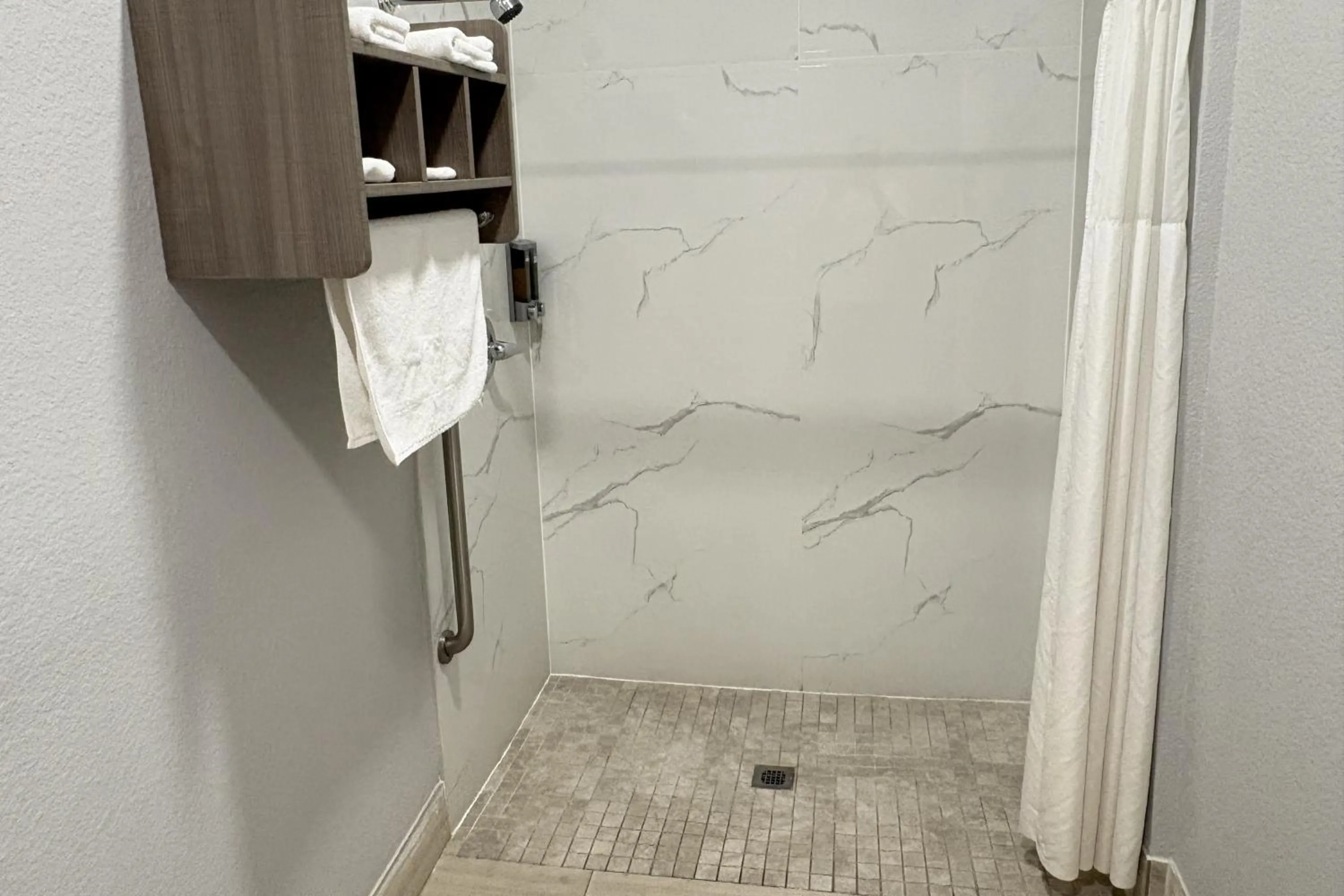 Bathroom in Kiwi Inn Capital O Houston - Hwy 249