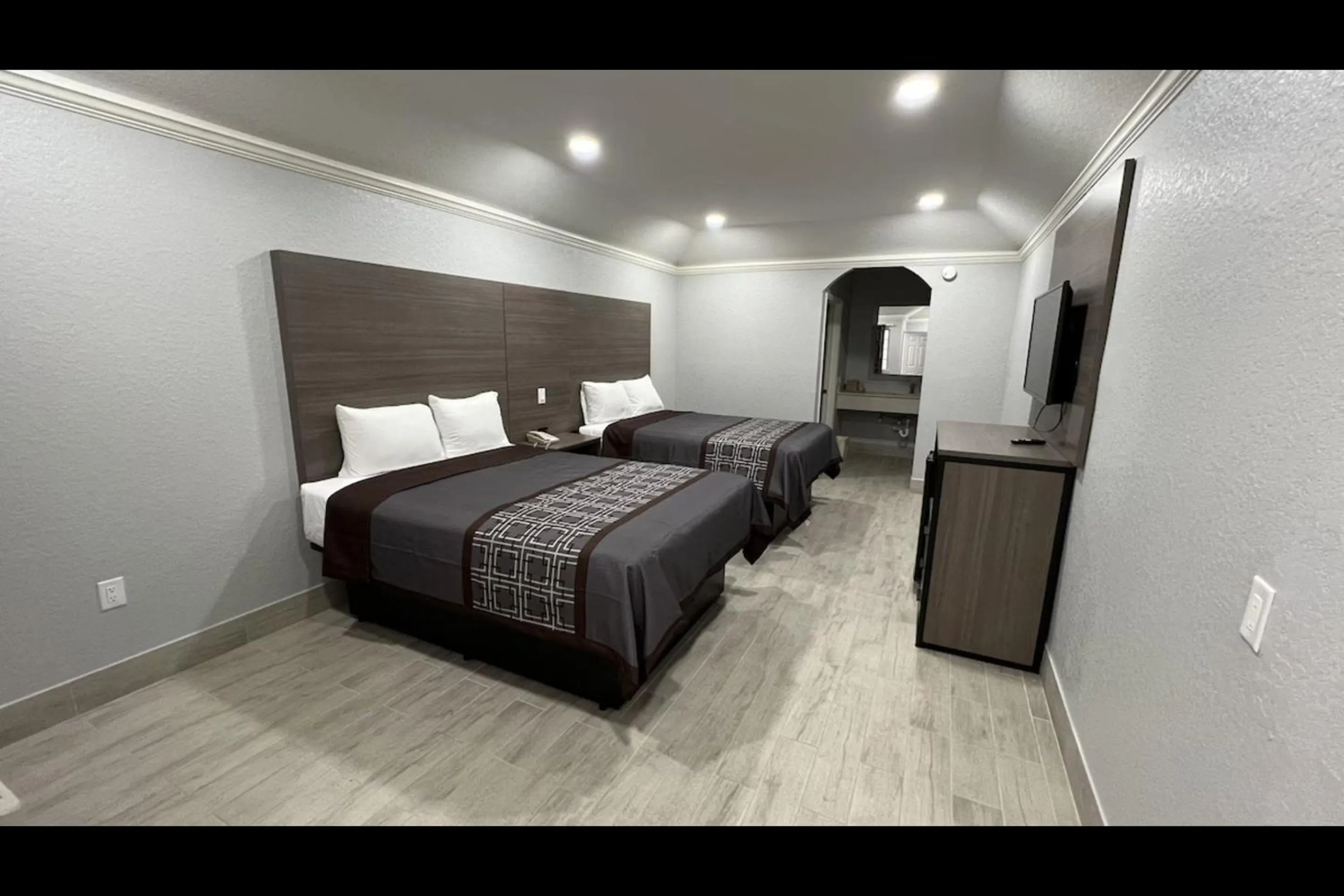 	 Double Queen Bed Apartment Non-Smoking in Kiwi Inn By OYO Willowbrook Houston Hwy 249 Beltway