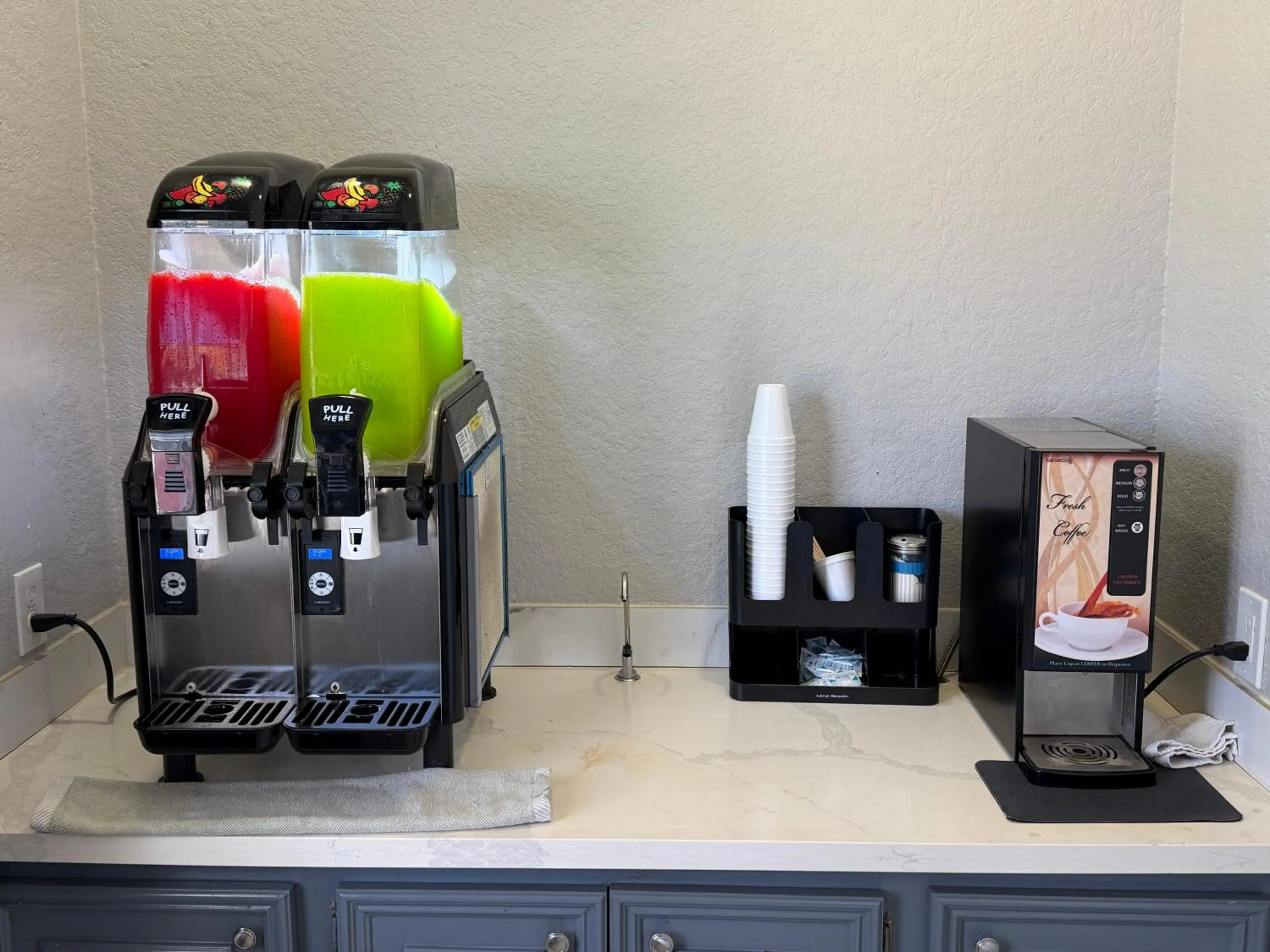 Coffee/tea facilities in Kiwi Inn Capital O Houston - Hwy 249