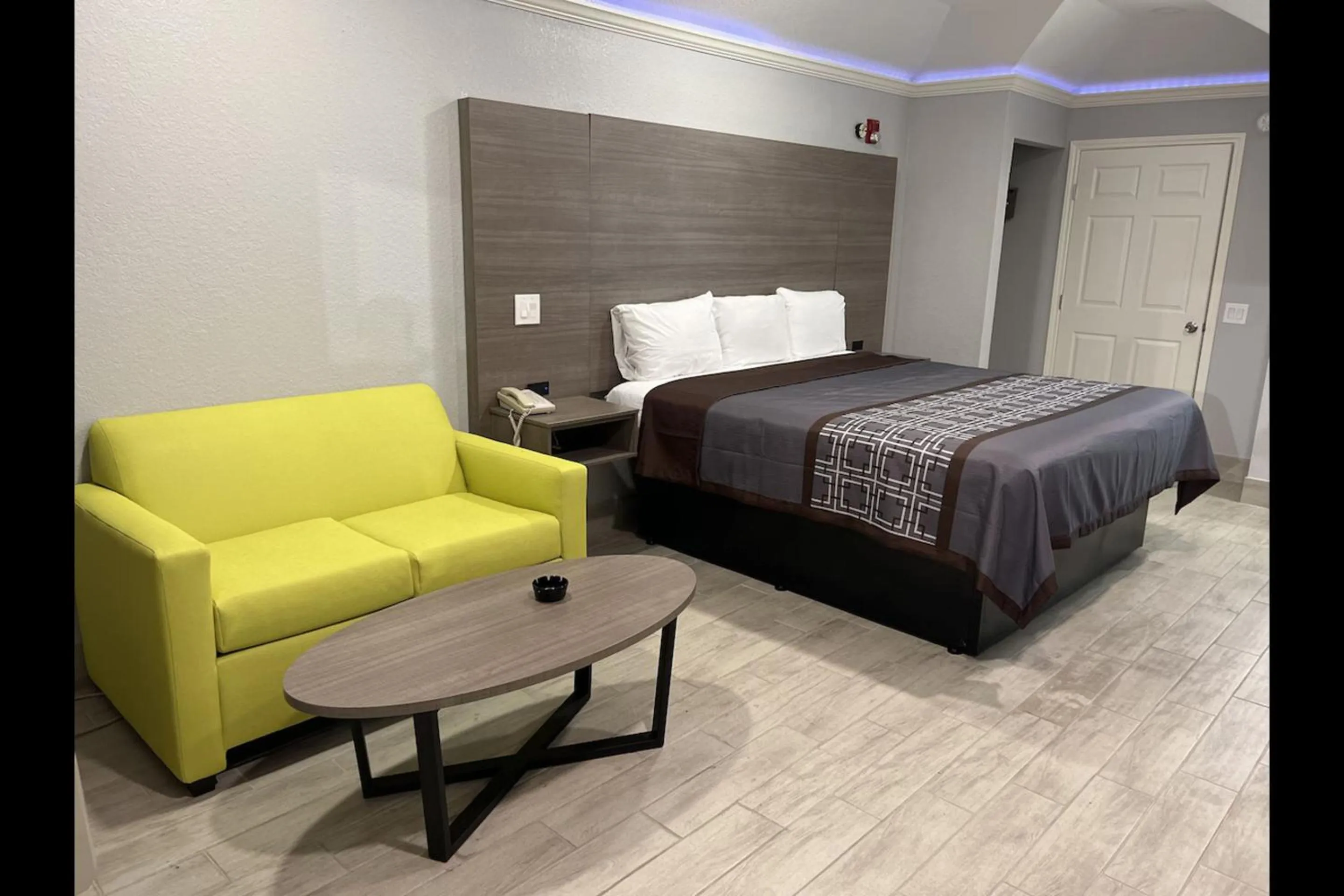 King Bed Accessible Smoking in Kiwi Inn By OYO Willowbrook Houston Hwy 249 Beltway