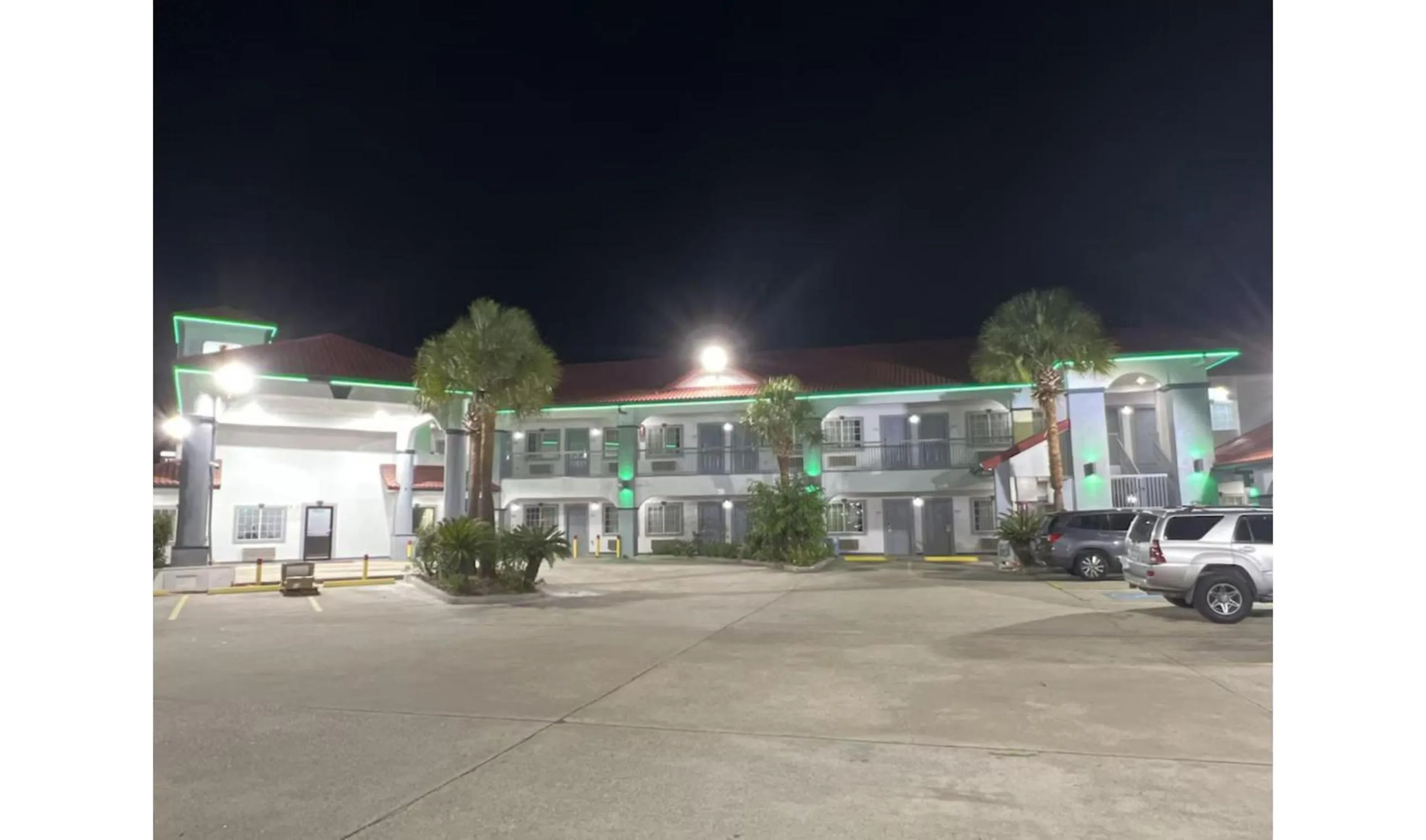 Facade/entrance in Kiwi Inn Capital O Houston - Hwy 249