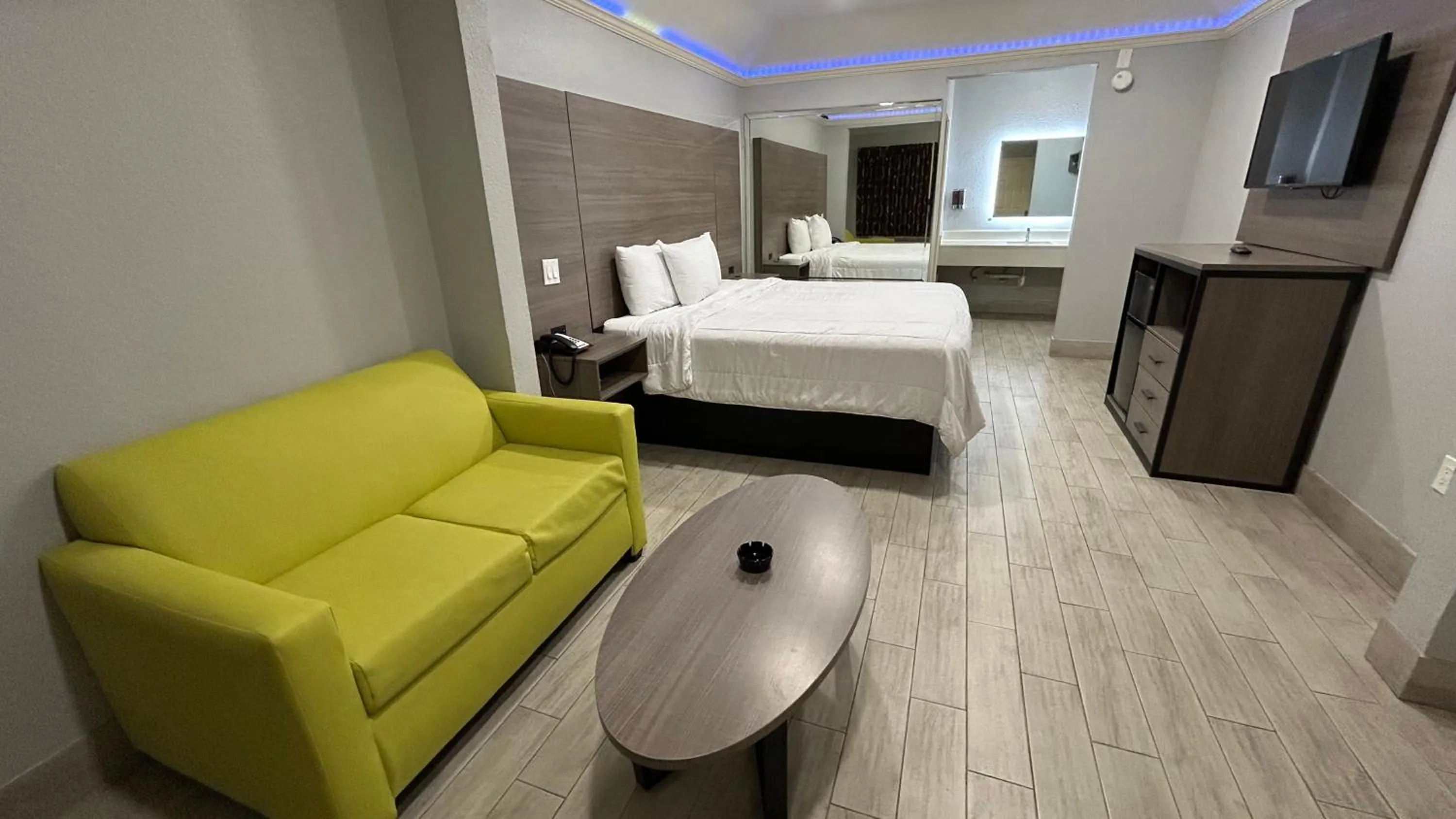 Bedroom, Bed in Kiwi Inn Capital O Houston - Hwy 249