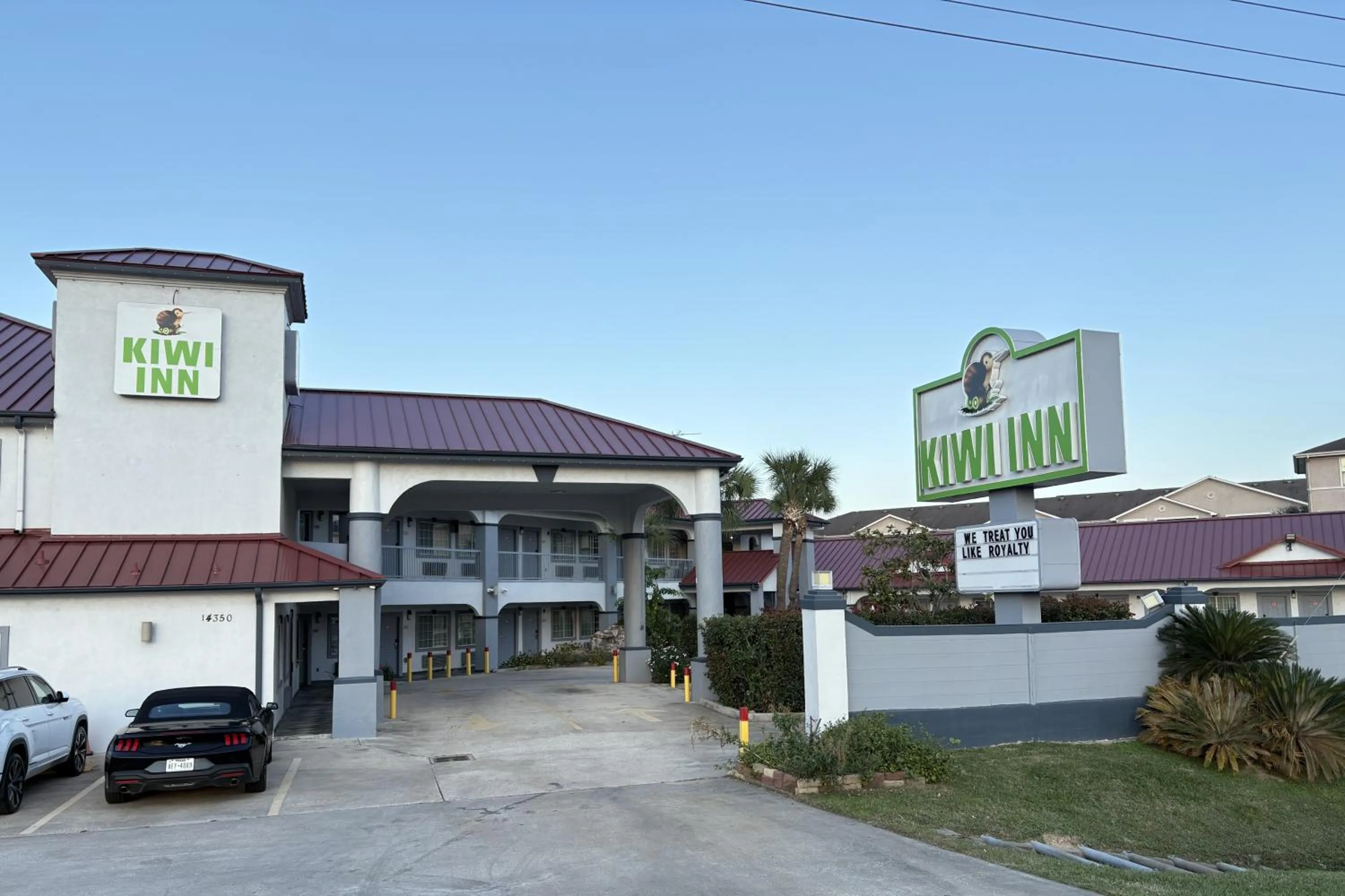 Facade/entrance in Kiwi Inn Capital O Houston - Hwy 249