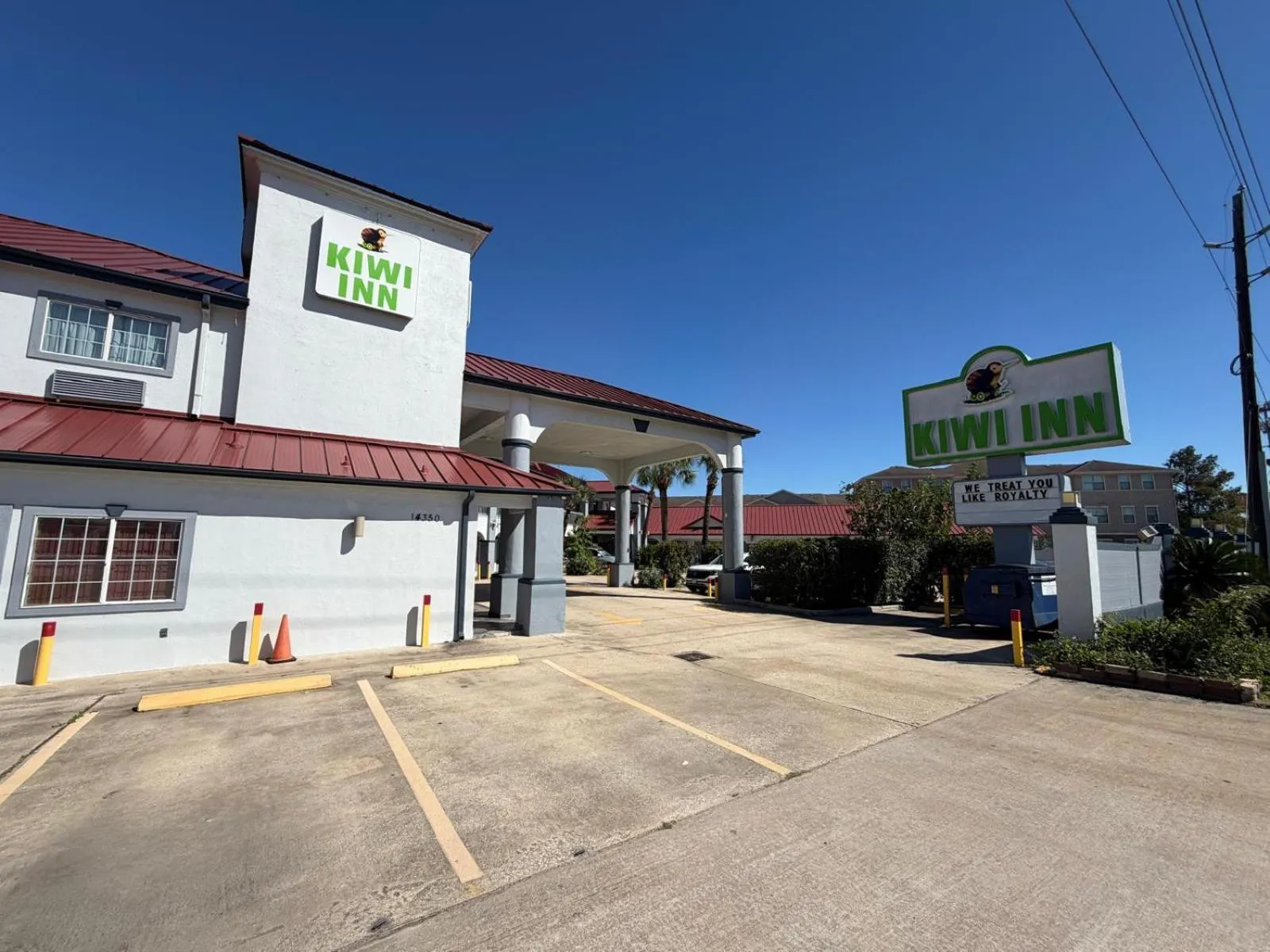 Facade/entrance in Kiwi Inn Capital O Houston - Hwy 249