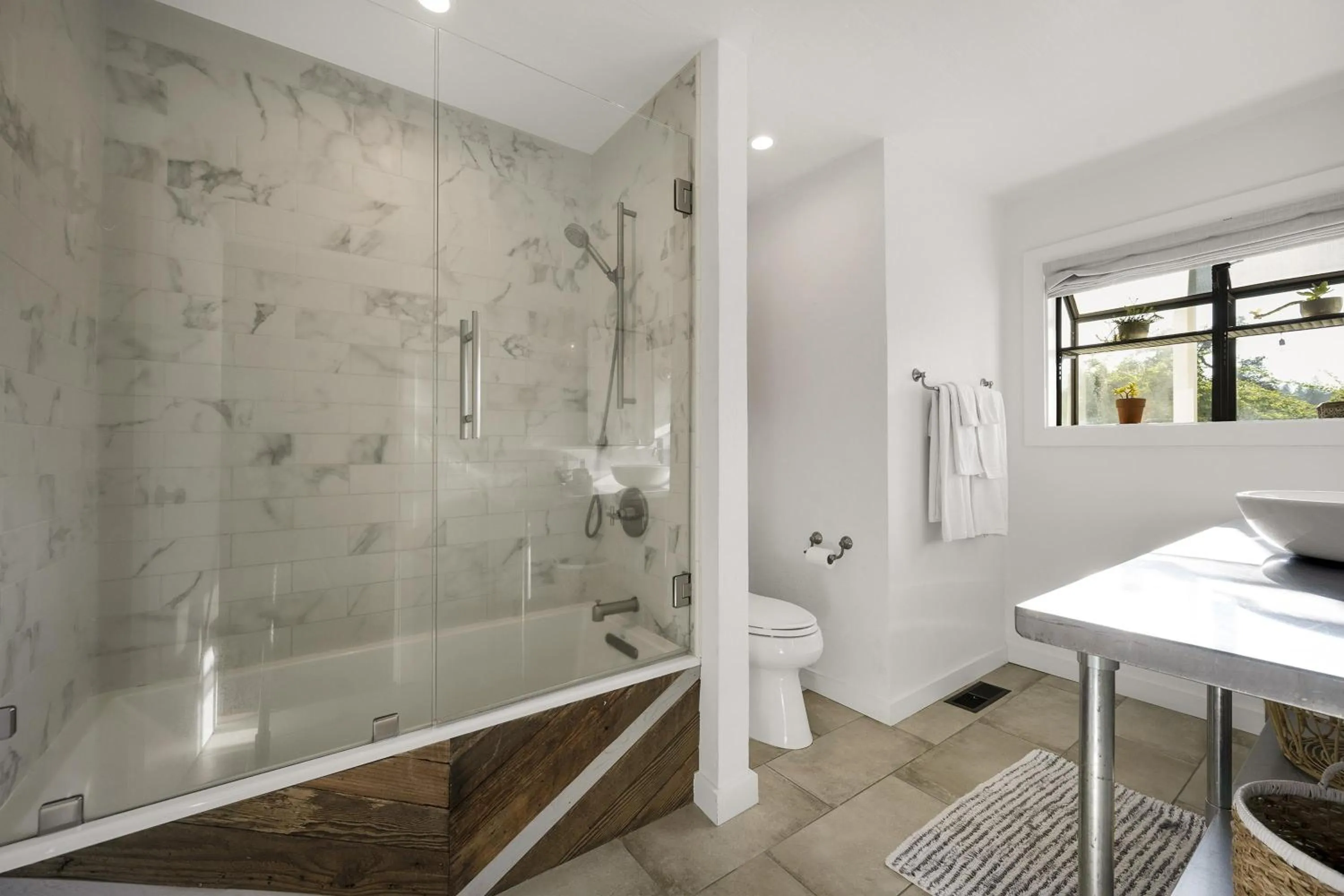 Property building in The Calistoga Cottage Wooded And Sunny 5 Mins To Downtown