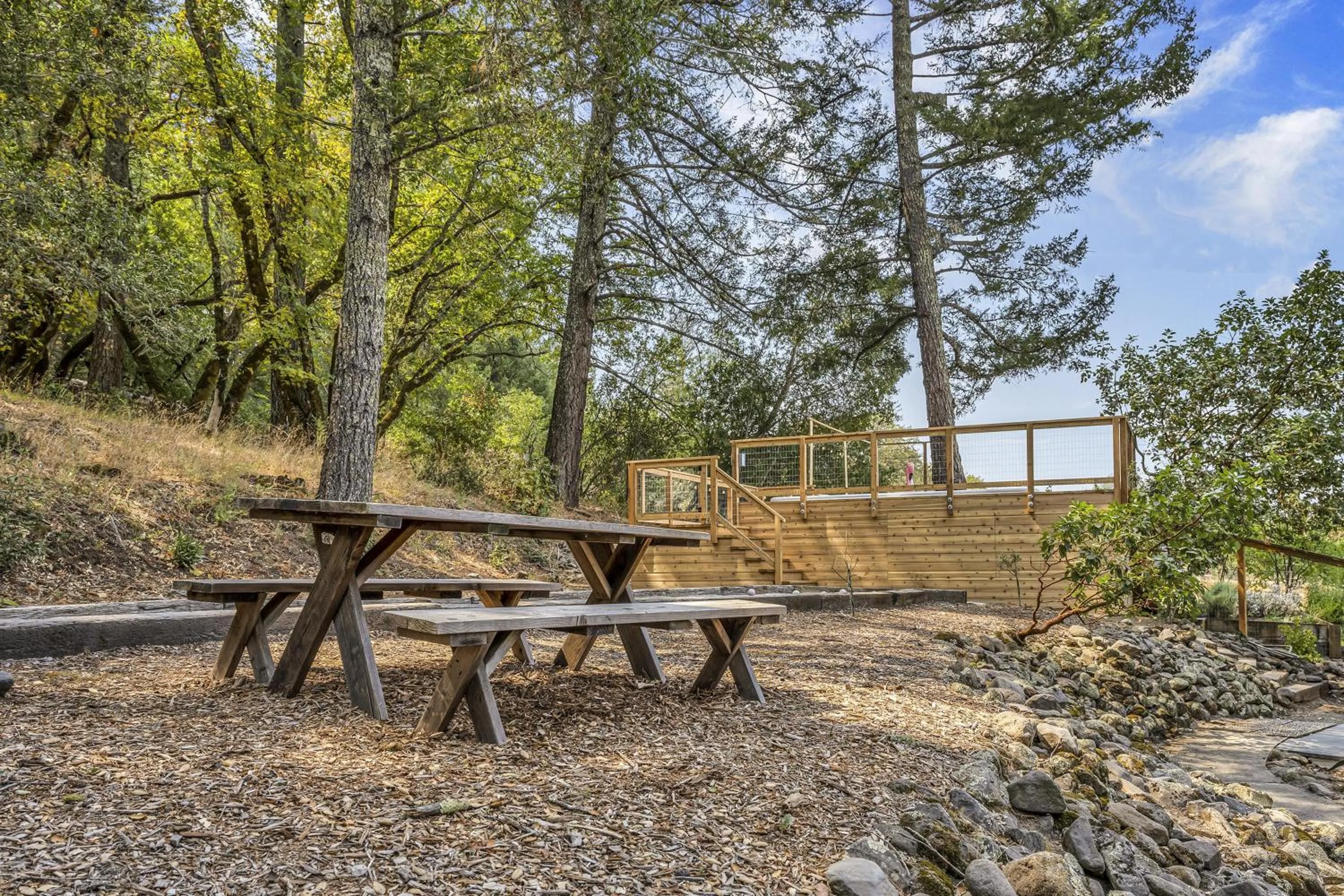 Property building in The Calistoga Cottage Wooded And Sunny 5 Mins To Downtown