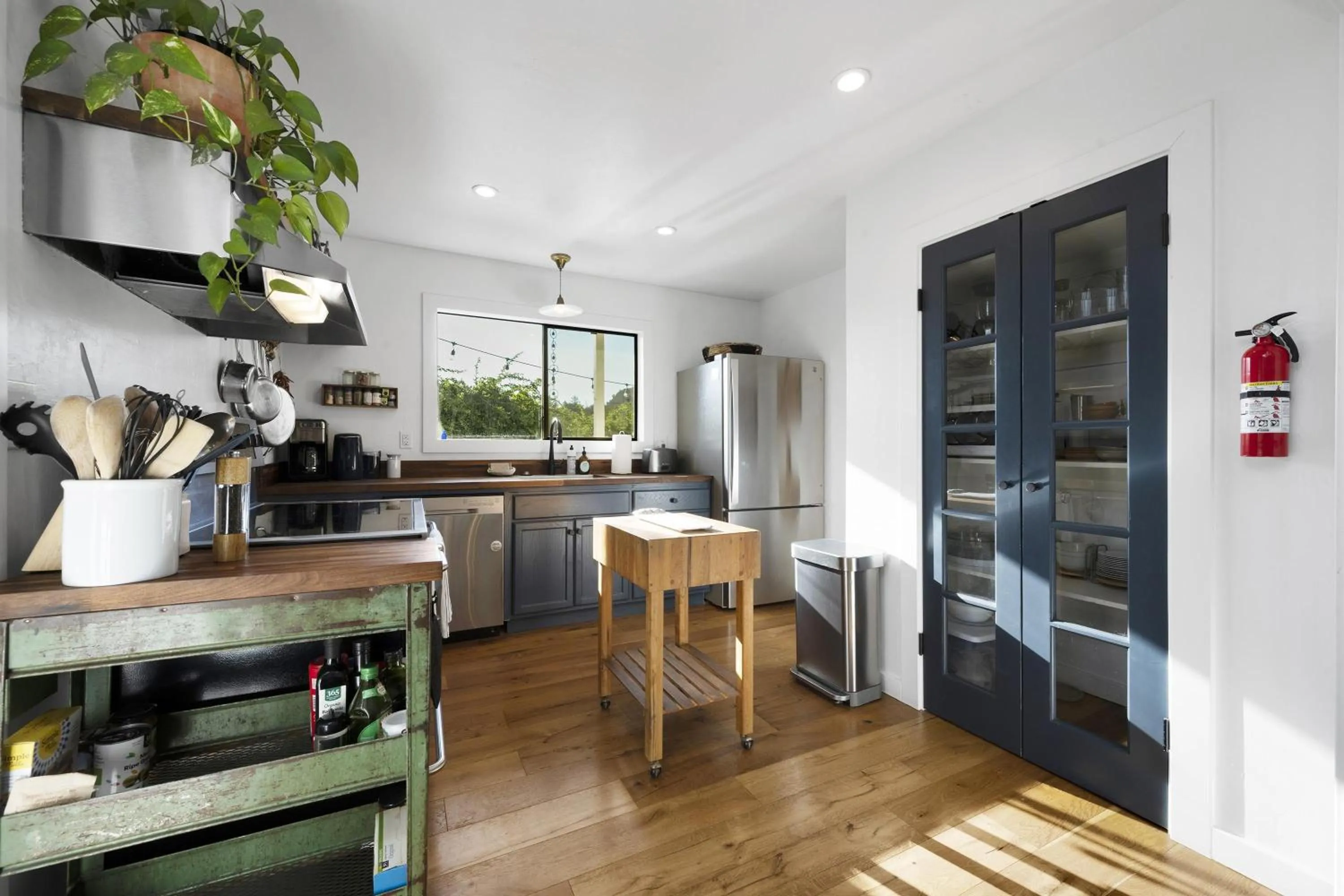 Property building in The Calistoga Cottage Wooded And Sunny 5 Mins To Downtown