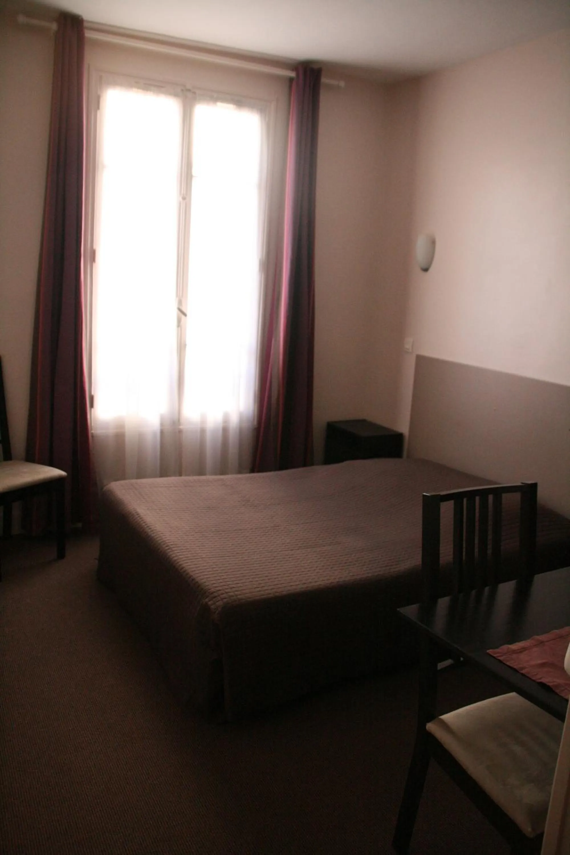 Bed in Hôtel du Roussillon