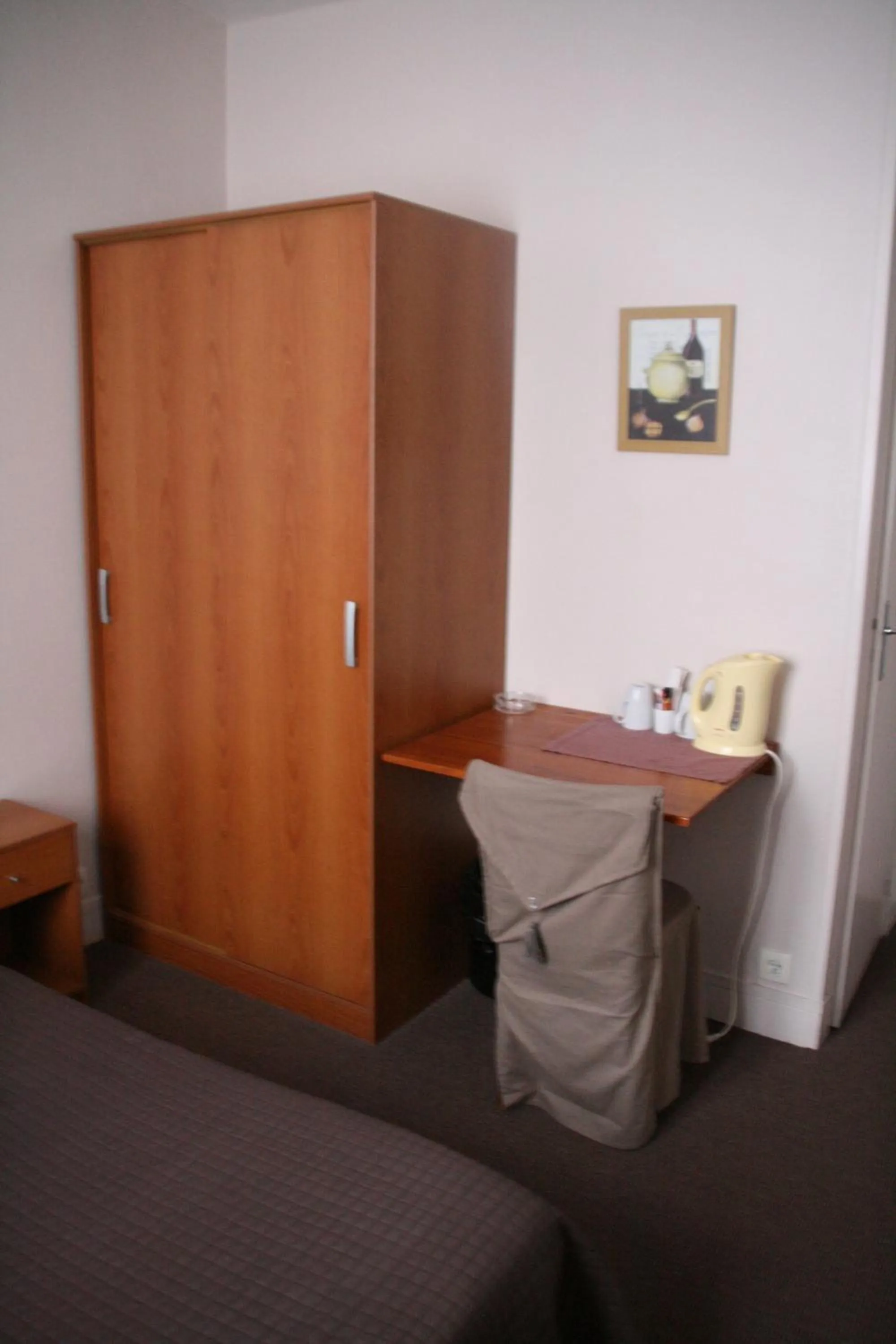 Seating area, Bed in Hôtel du Roussillon