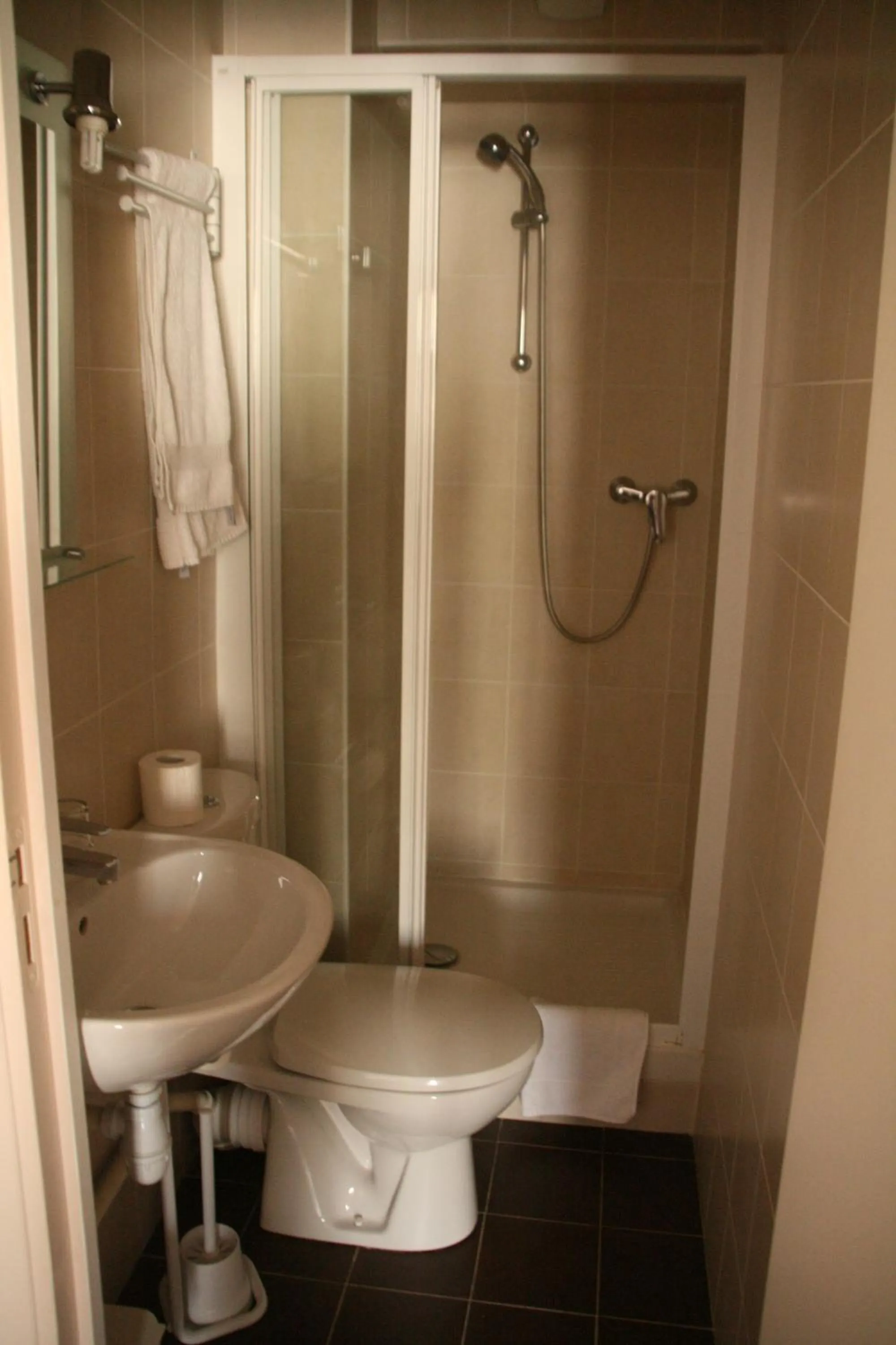 Shower in Hôtel du Roussillon