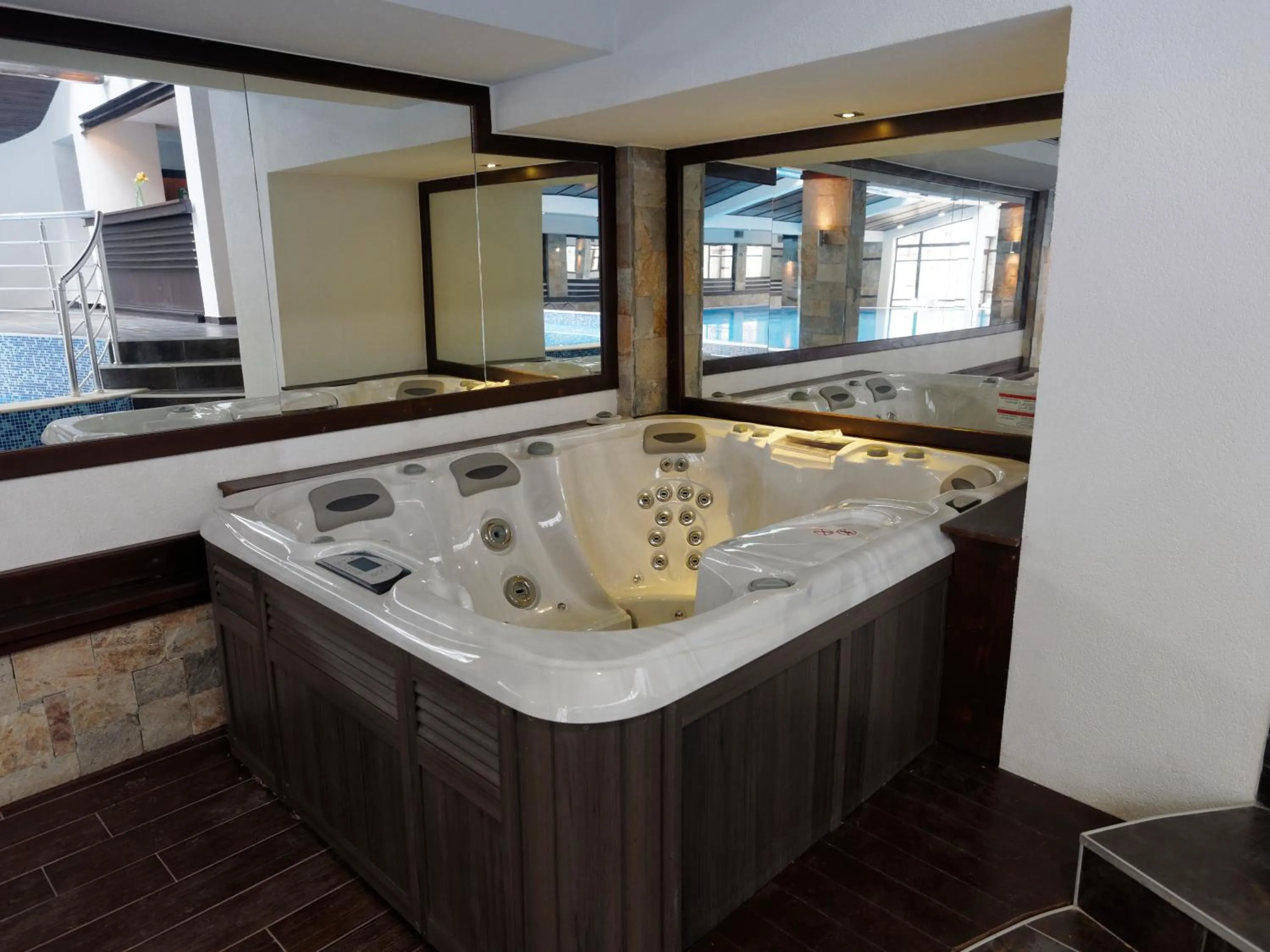 Hot Tub in Trinity Residence Bansko with Free Shuttle to Gondola
