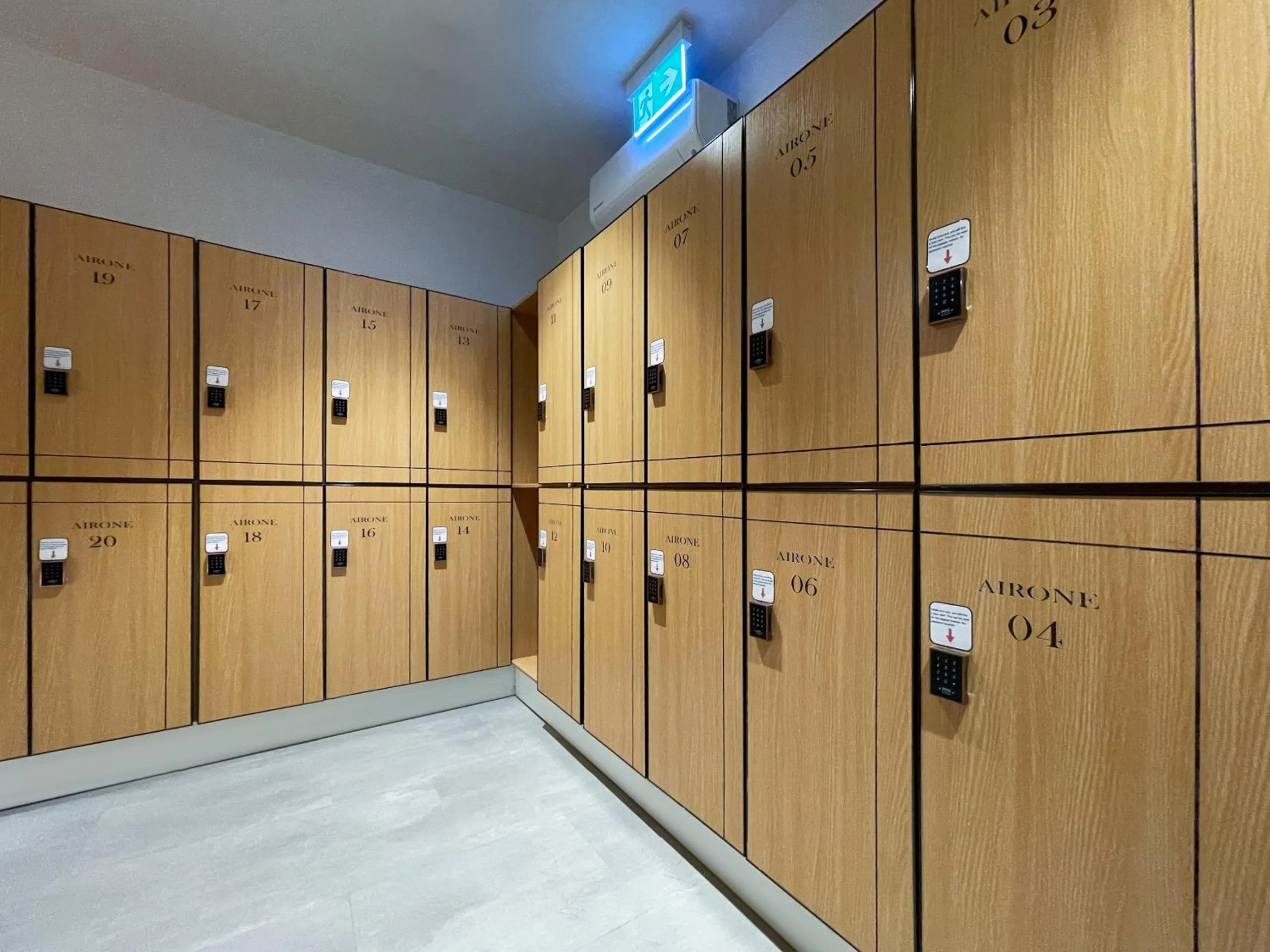 microwave in Airone Capsule Hotel