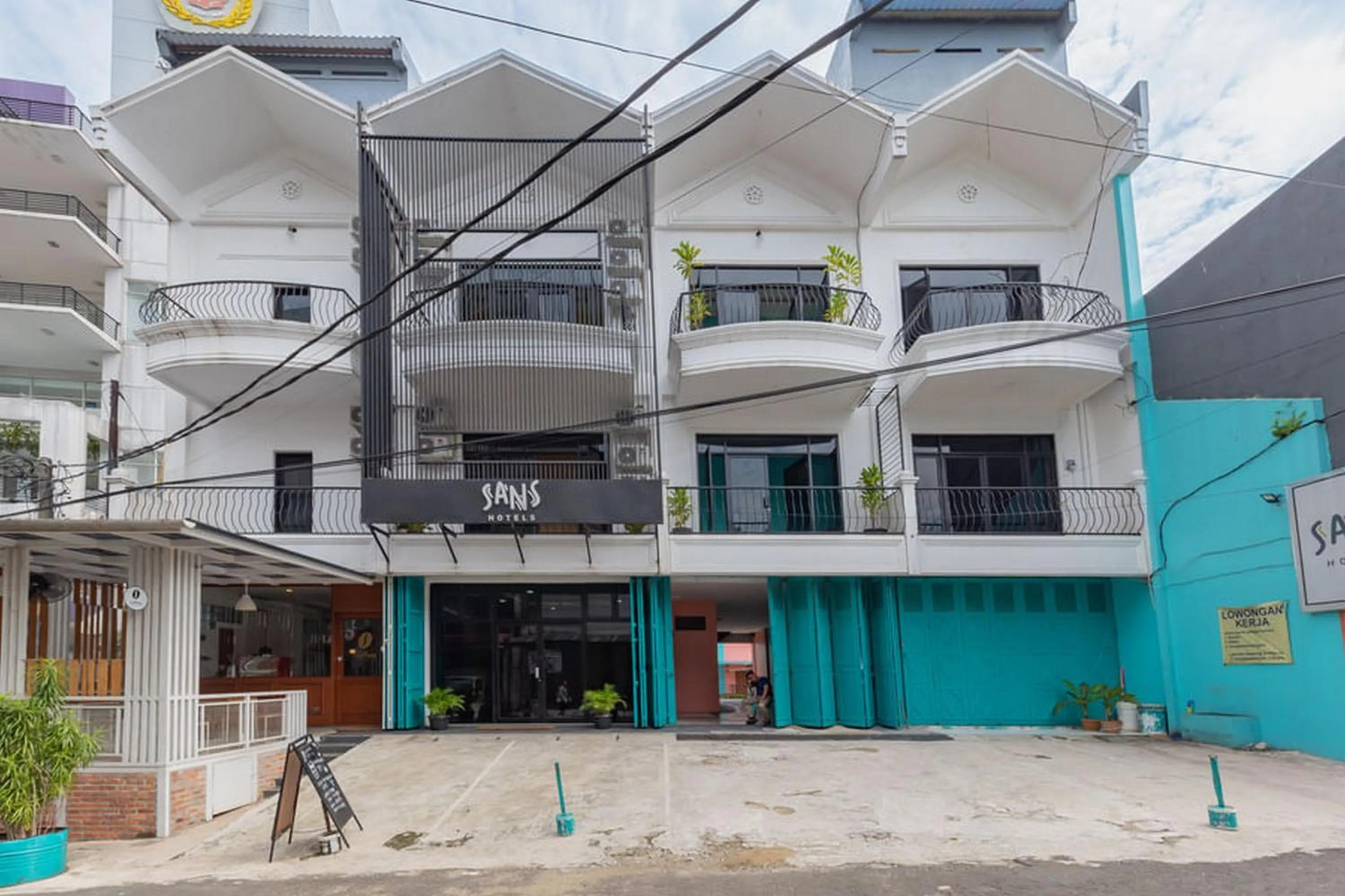 Facade/entrance in Sans Hotel Suryakencana Bogor