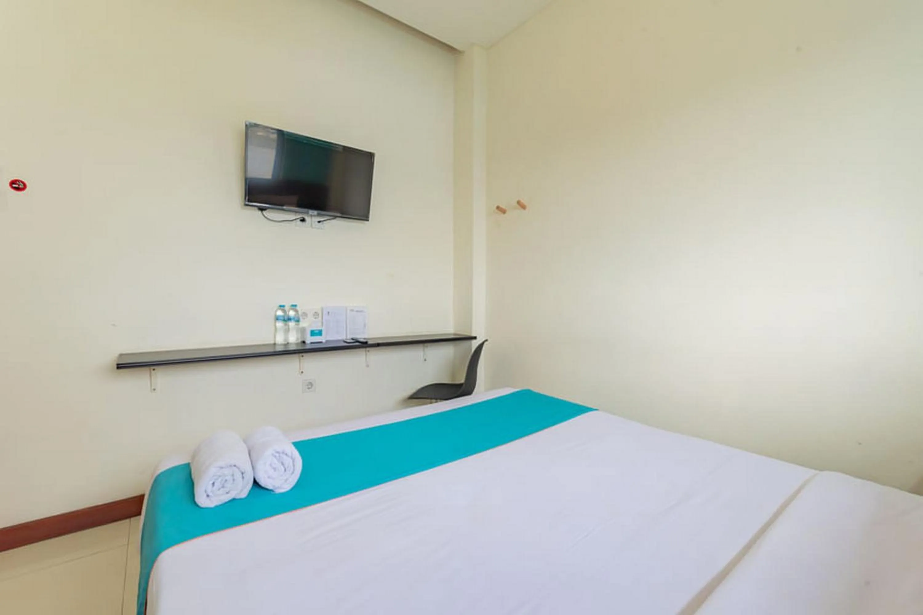 Bedroom, Bed in Sans Hotel Suryakencana Bogor