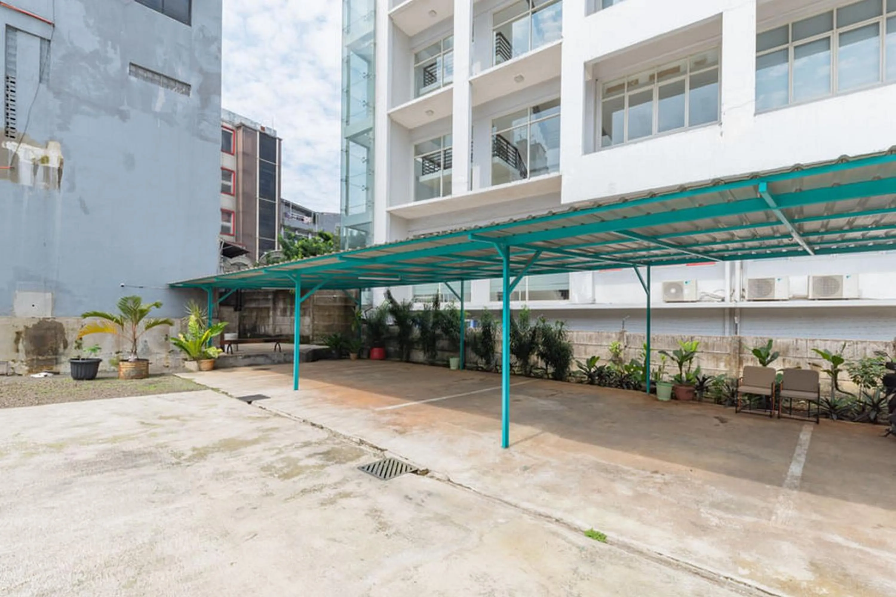 Parking in Sans Hotel Suryakencana Bogor