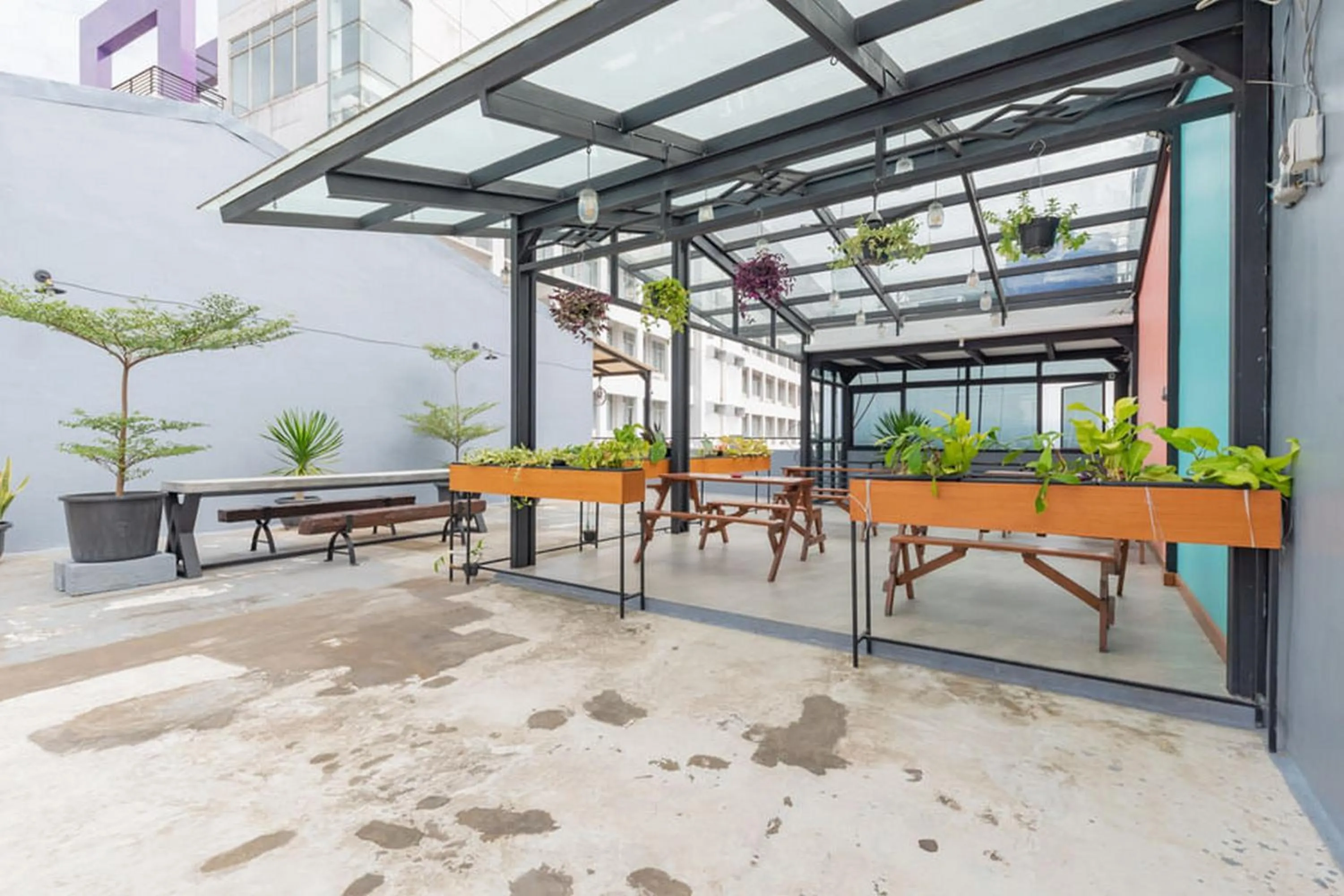 Seating area in Sans Hotel Suryakencana Bogor