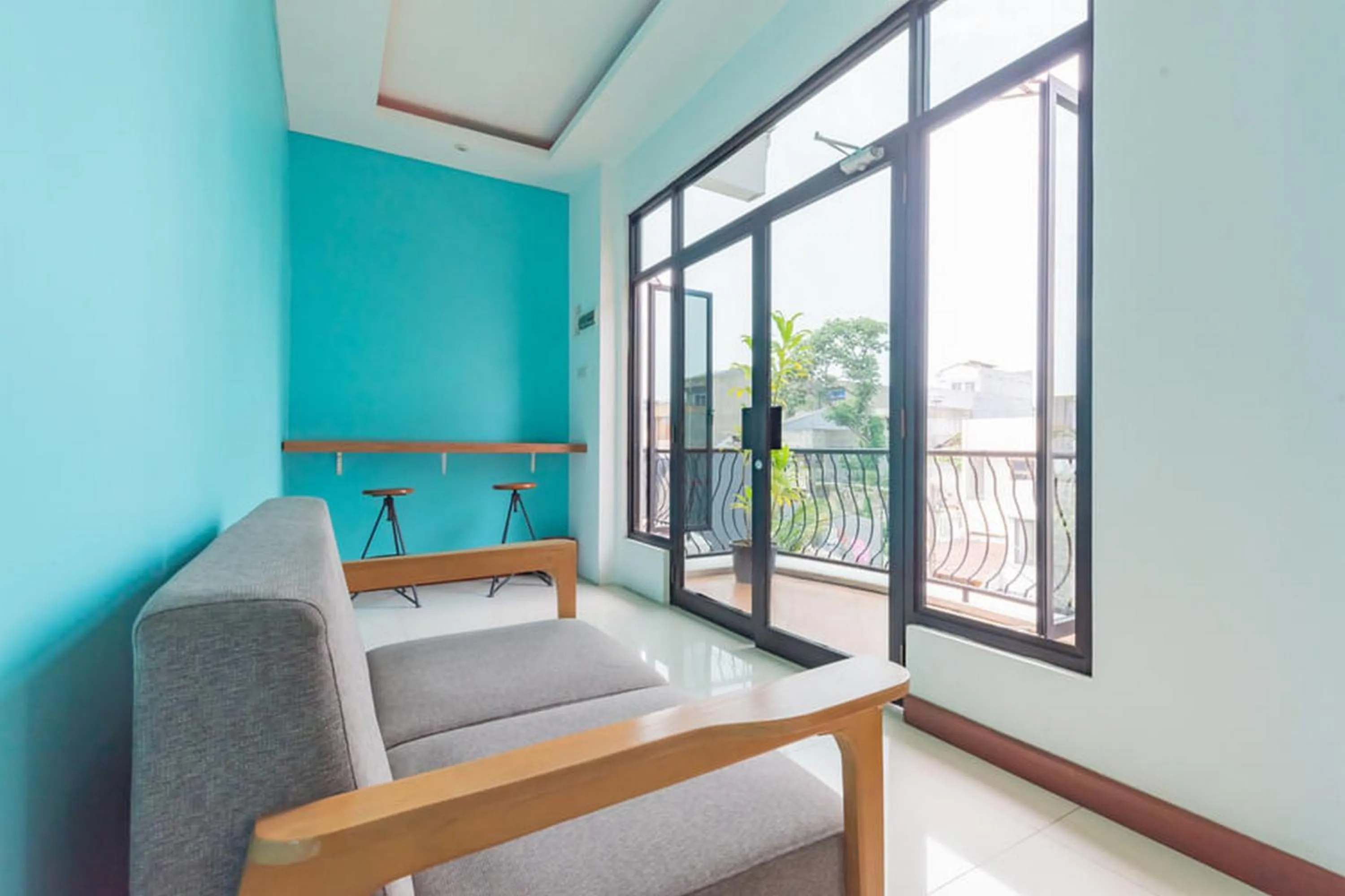 Seating area, Bed in Sans Hotel Suryakencana Bogor