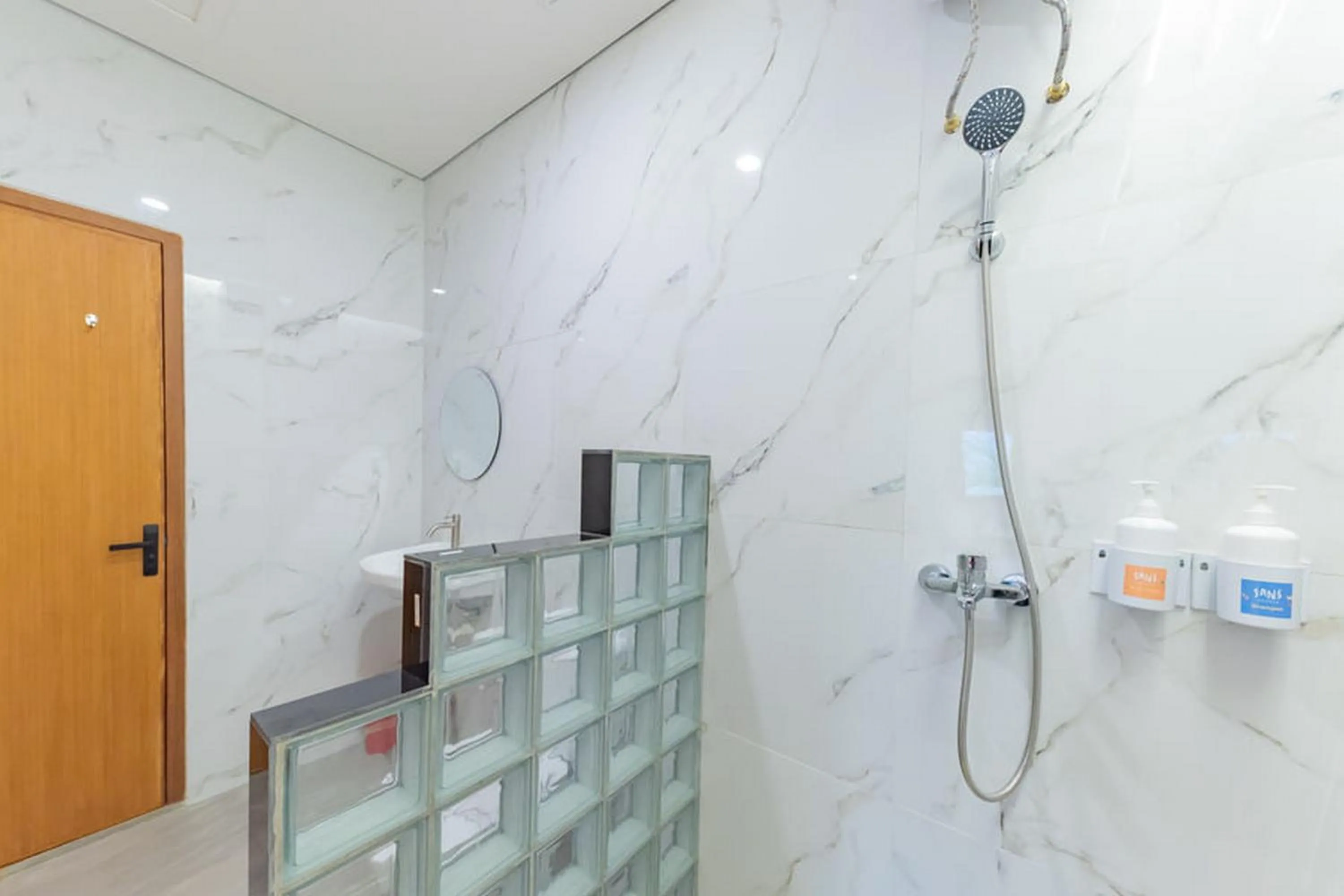 Bathroom in Sans Hotel Suryakencana Bogor