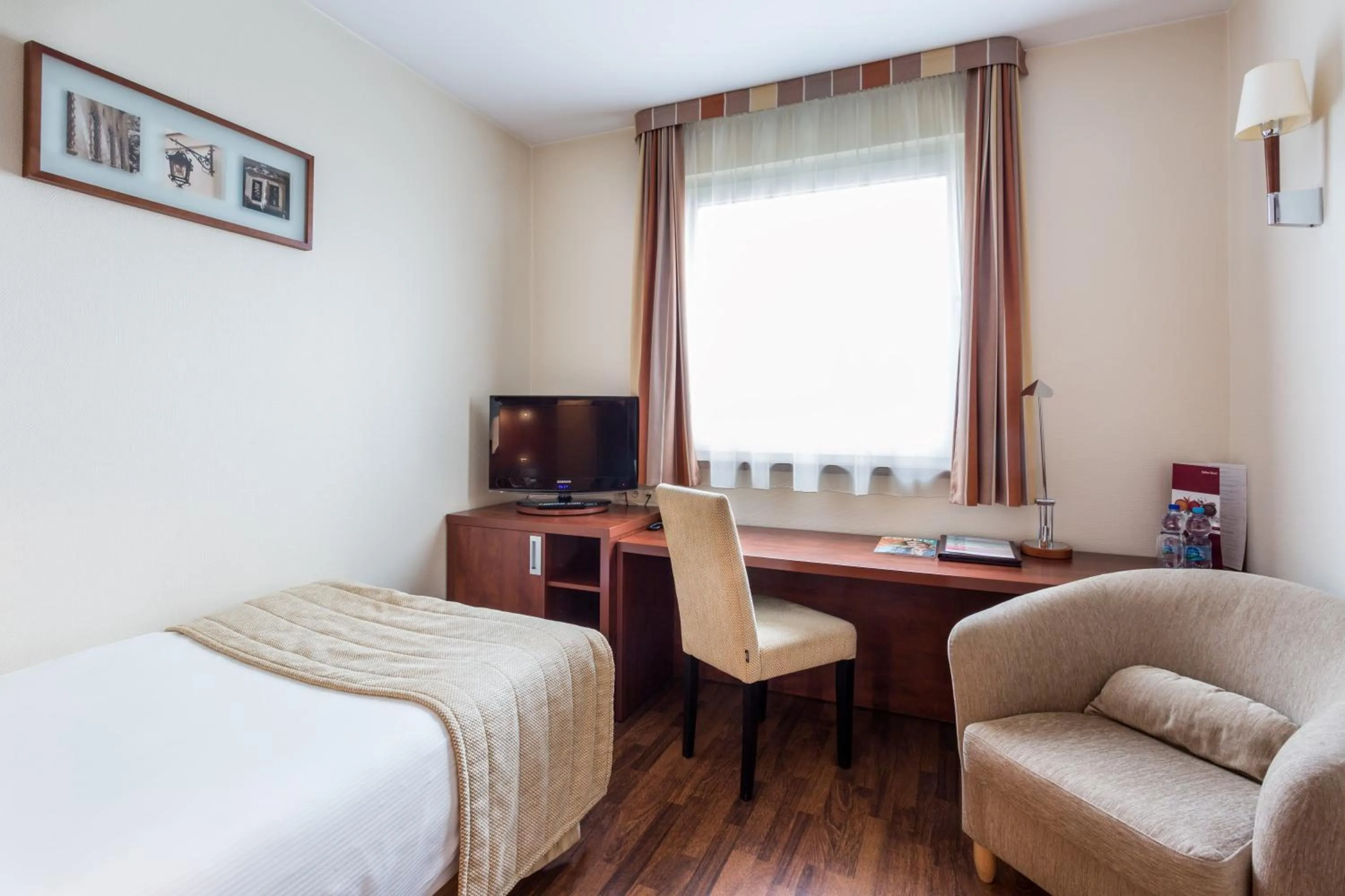 View (from property/room), Bed in Qubus Hotel Gliwice