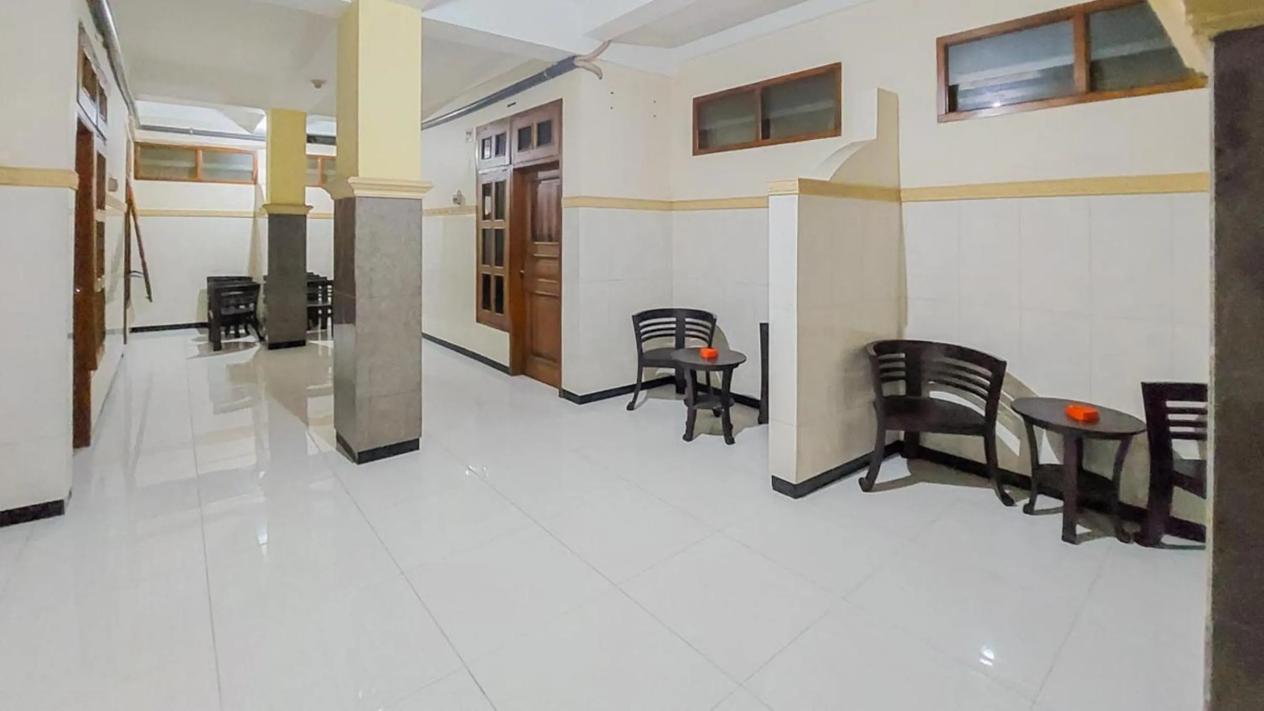 Seating area in Hotel Shinta 2 near Alun Alun Kertosono Mitra RedDoorz