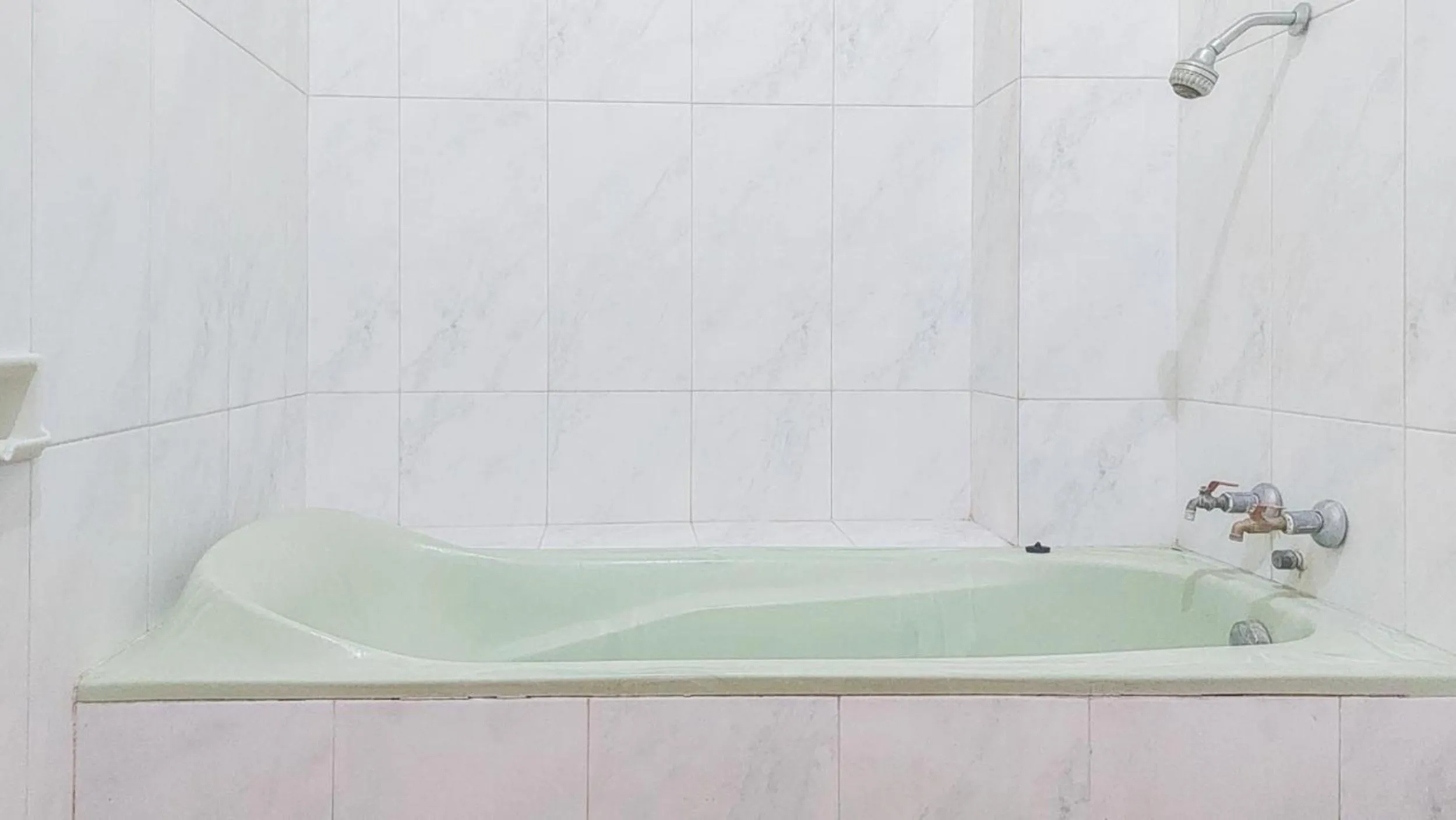 Bathroom in Hotel Shinta 2 near Alun Alun Kertosono Mitra RedDoorz