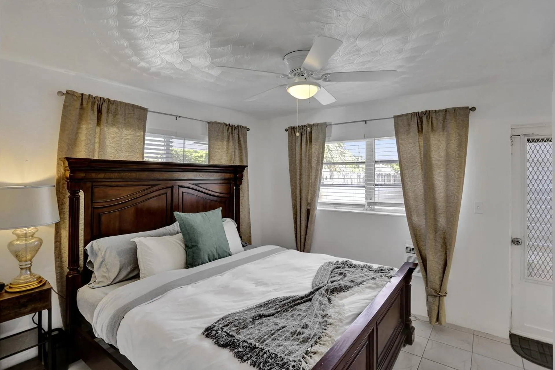 Bedroom, Bed in Victoria Park Regency