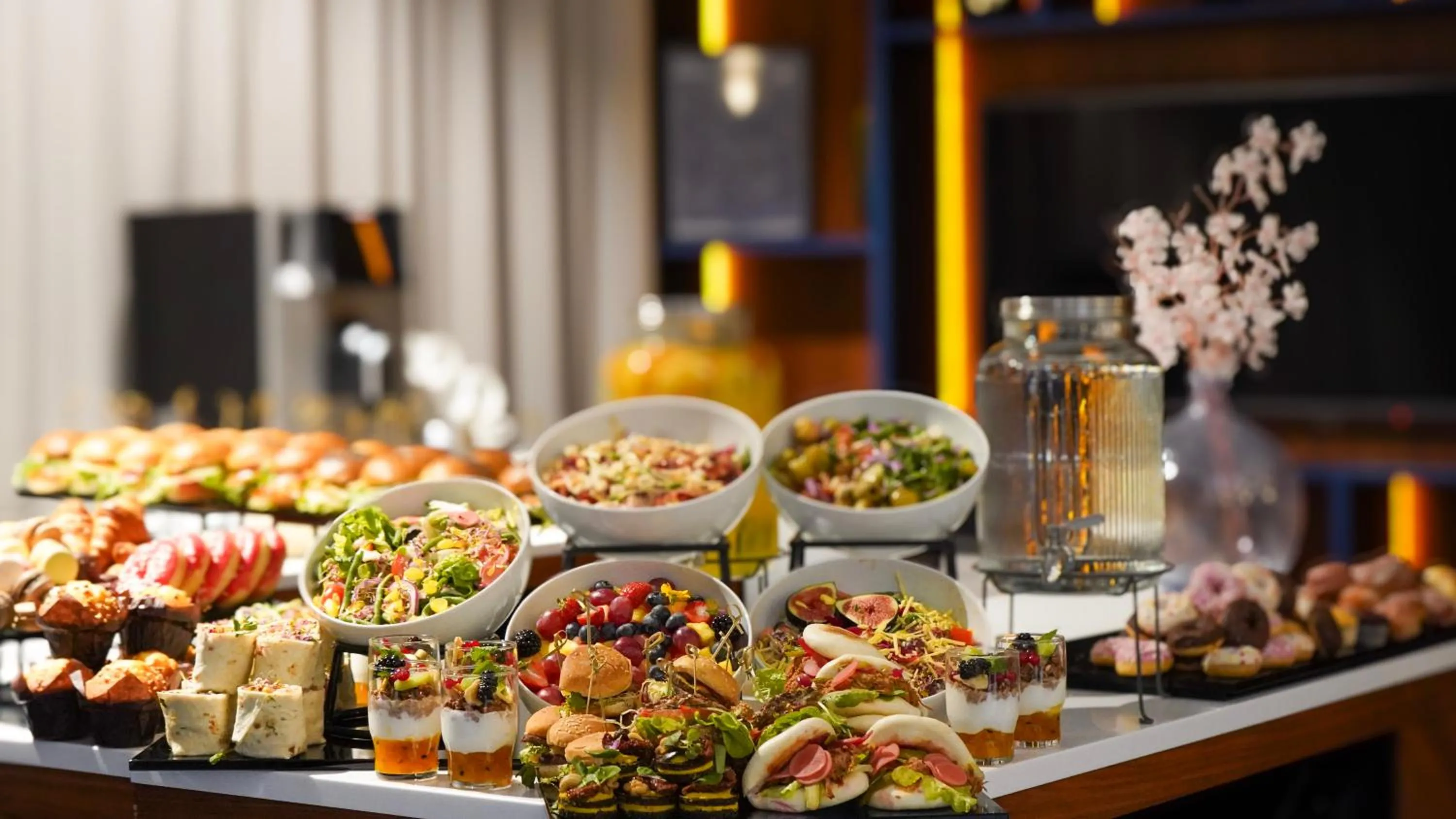 Restaurant/places to eat in Courtyard by Marriott Katowice City Center