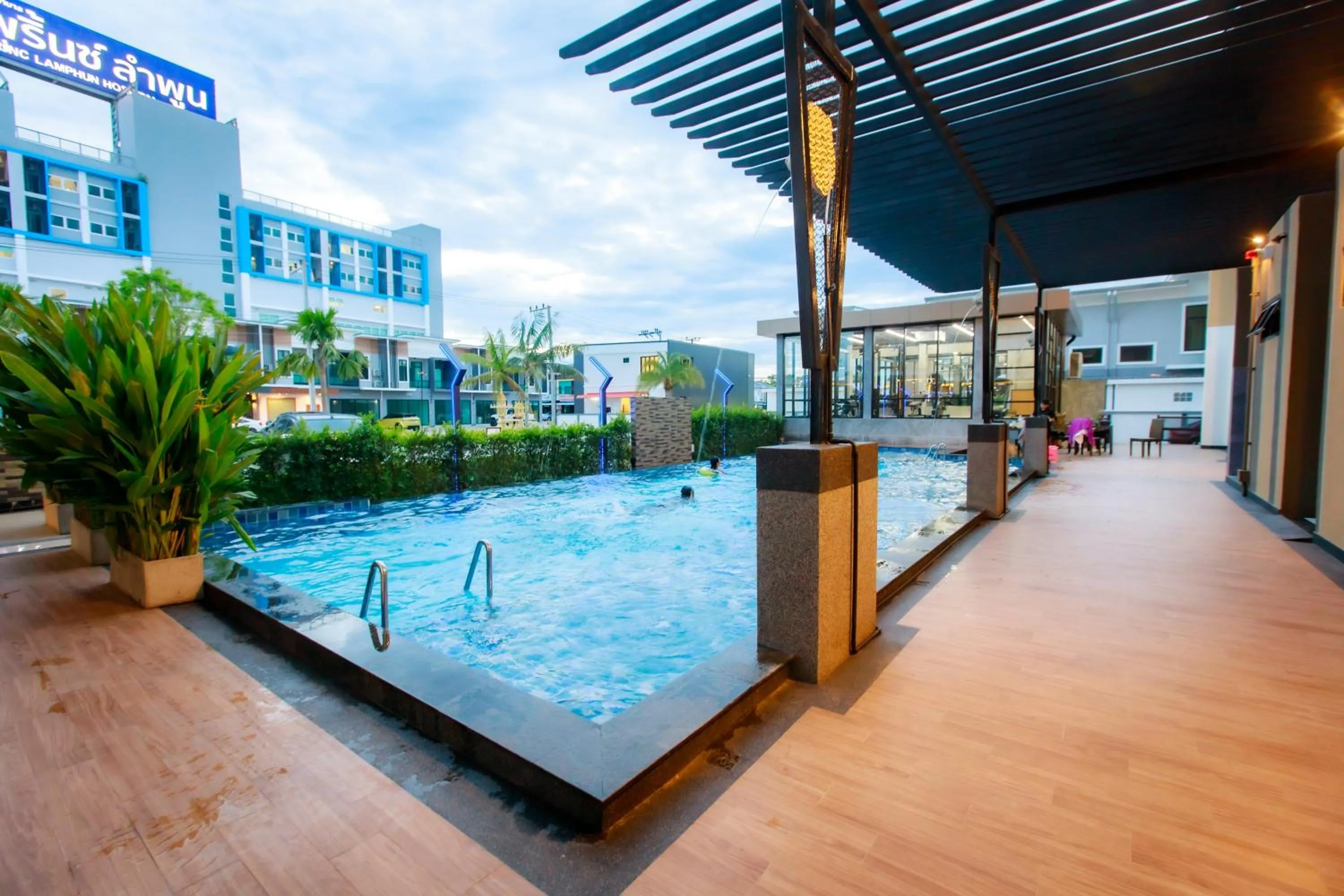 Swimming pool in Siri Hotel Lumphun