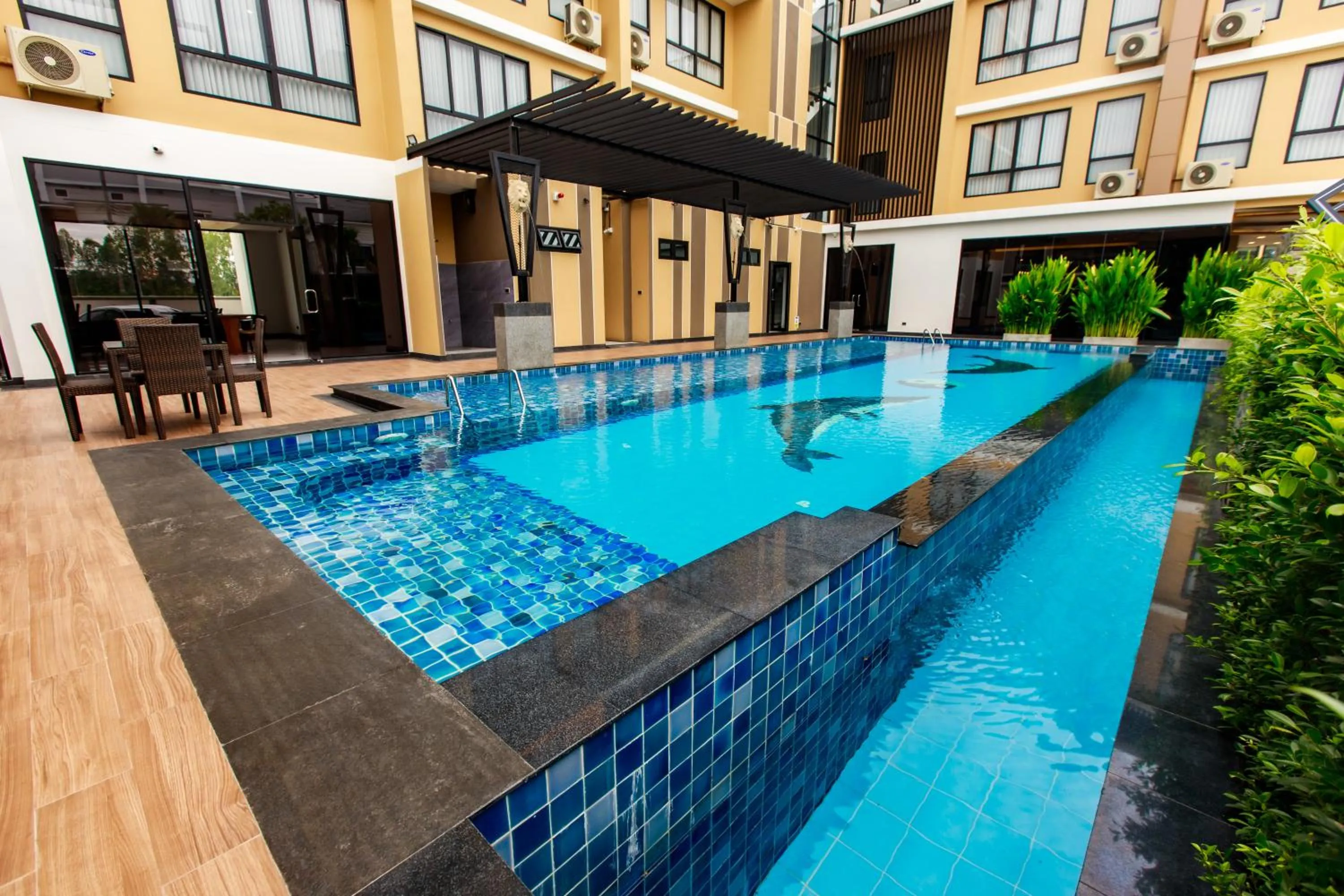 Swimming pool in Siri Hotel Lumphun