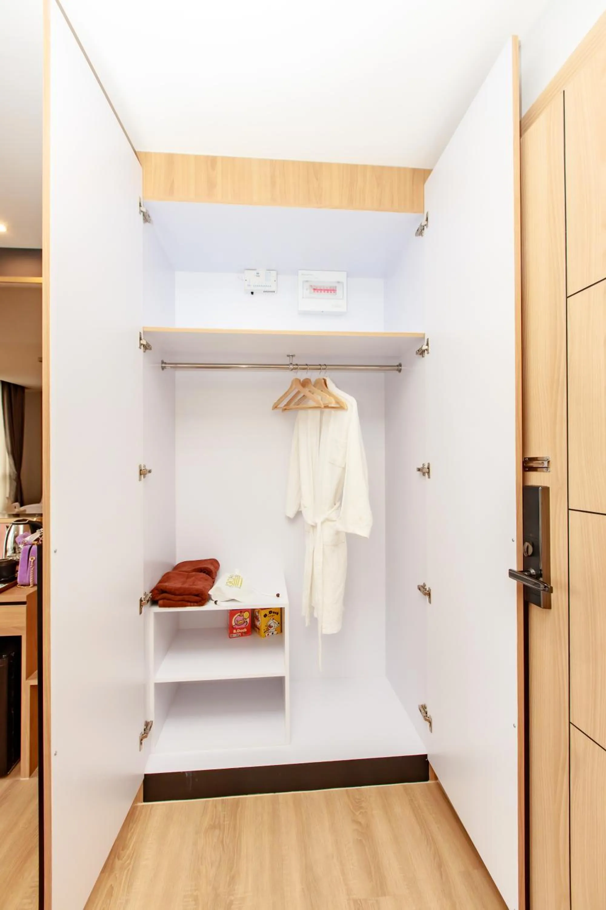 wardrobe, Bed in Siri Hotel Lumphun