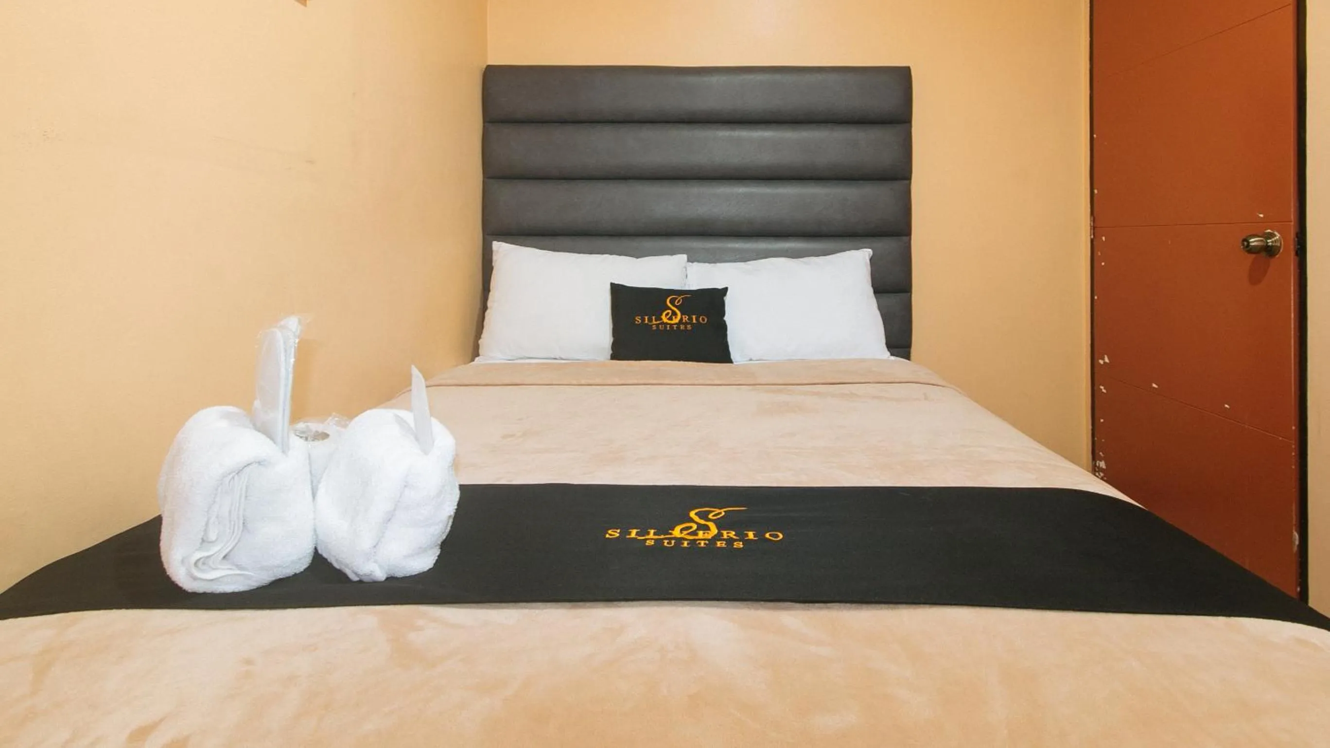 Photo of the whole room, Bed in 153 Silverio Suites Betterliving Paranaque