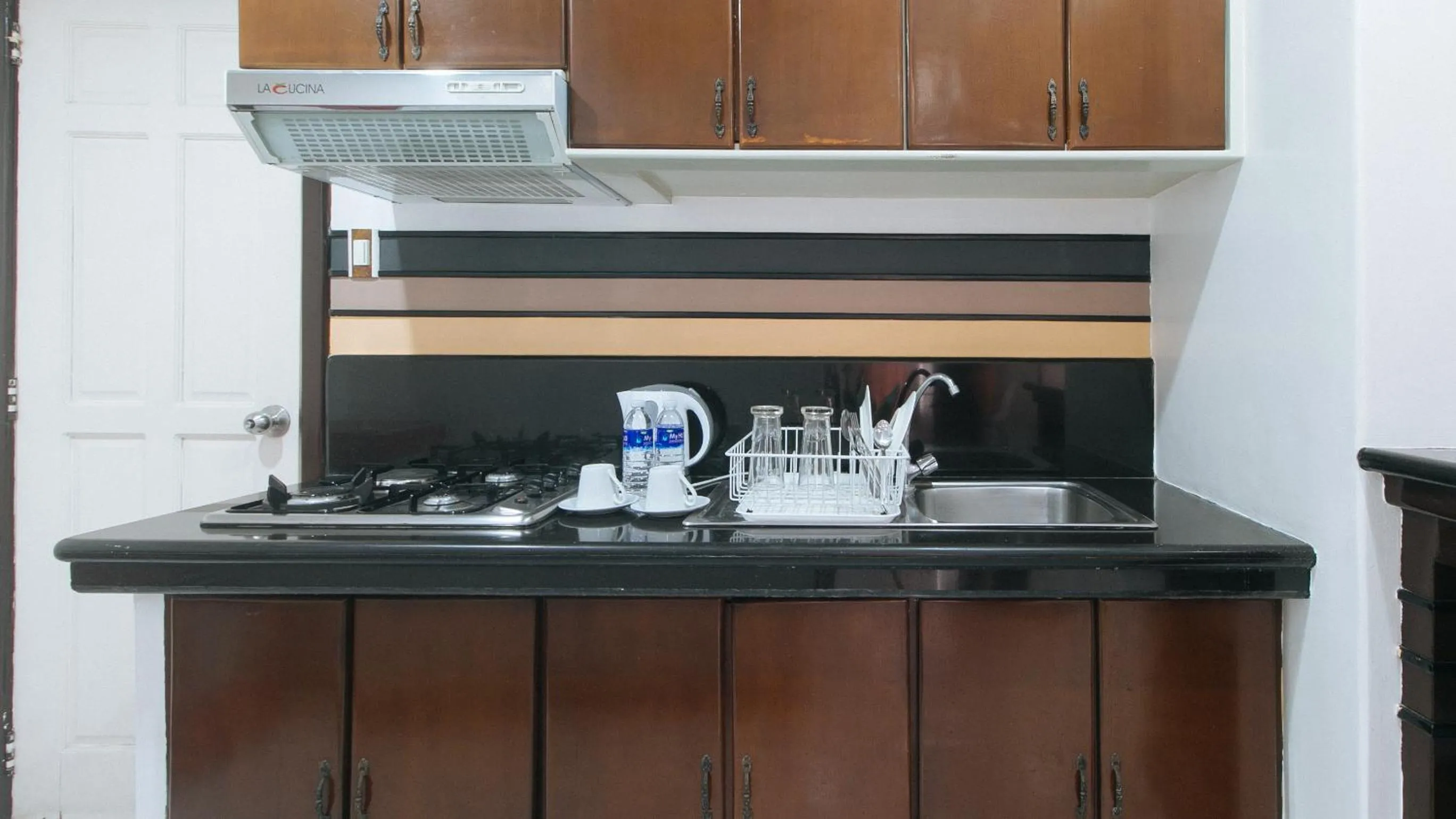 Kitchen or kitchenette in 153 Silverio Suites Betterliving Paranaque