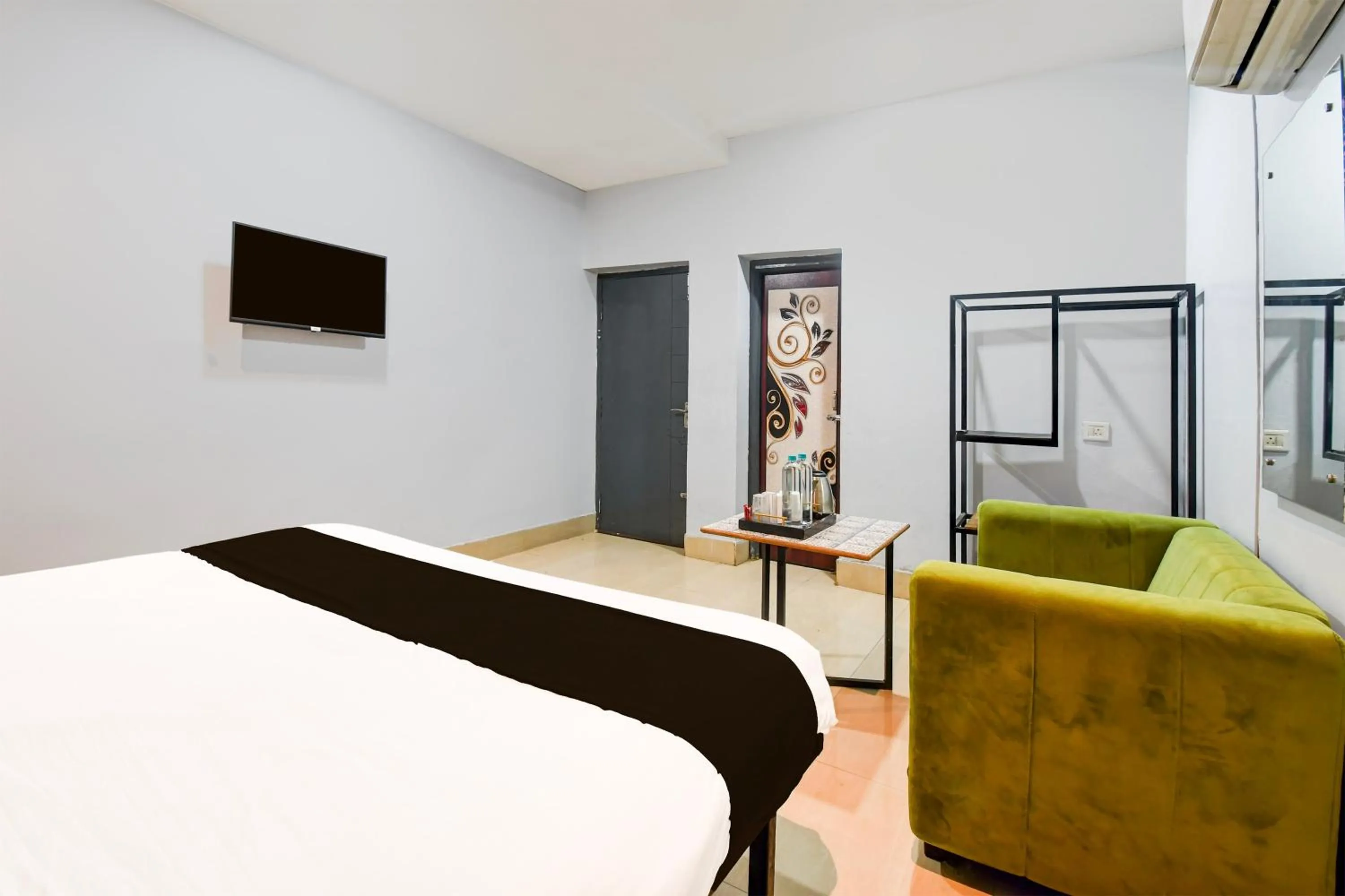 Bathroom, Bed in Hotel O Neatflix And Chill