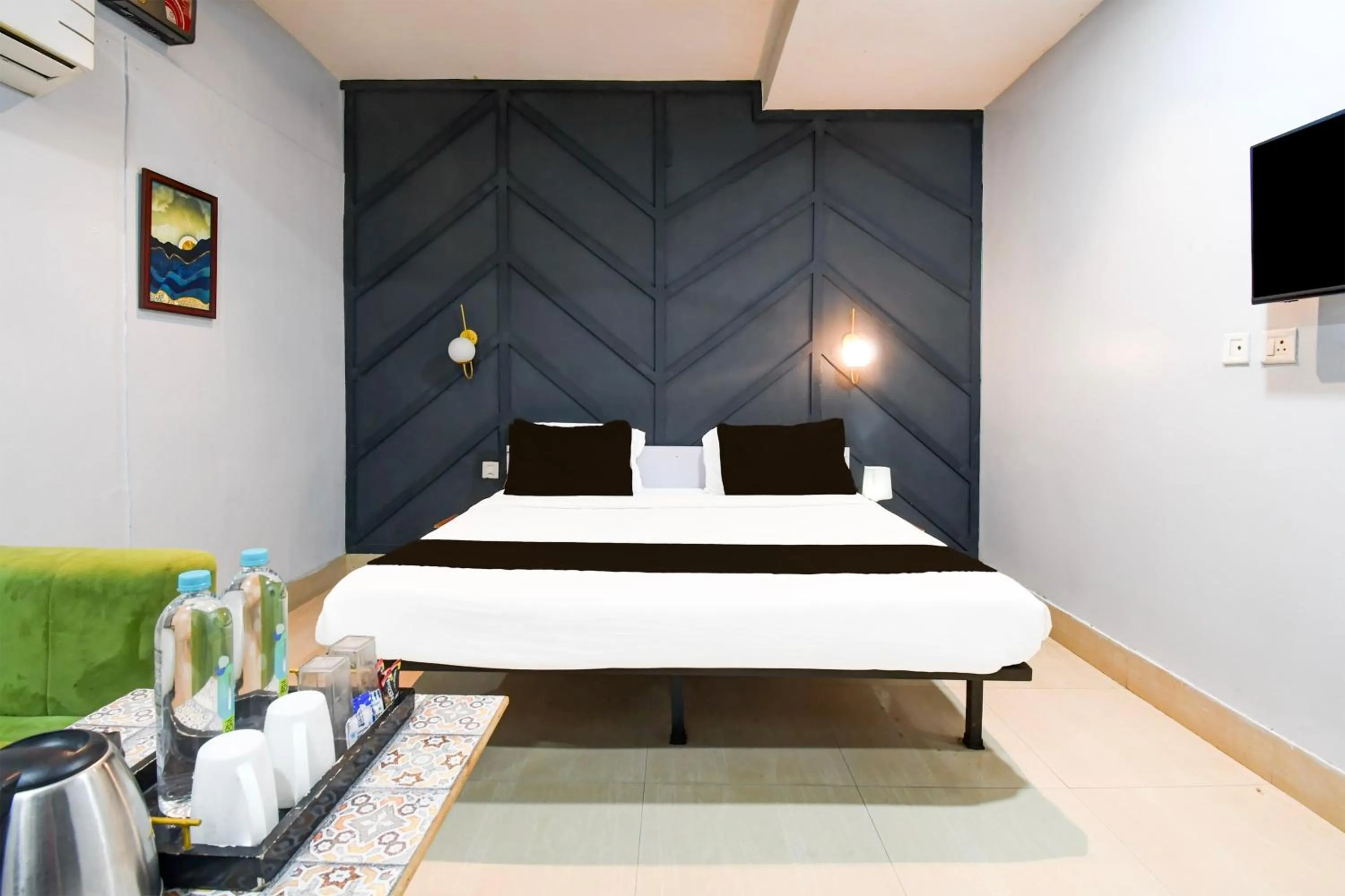 Bedroom, Bed in Hotel O Neatflix And Chill