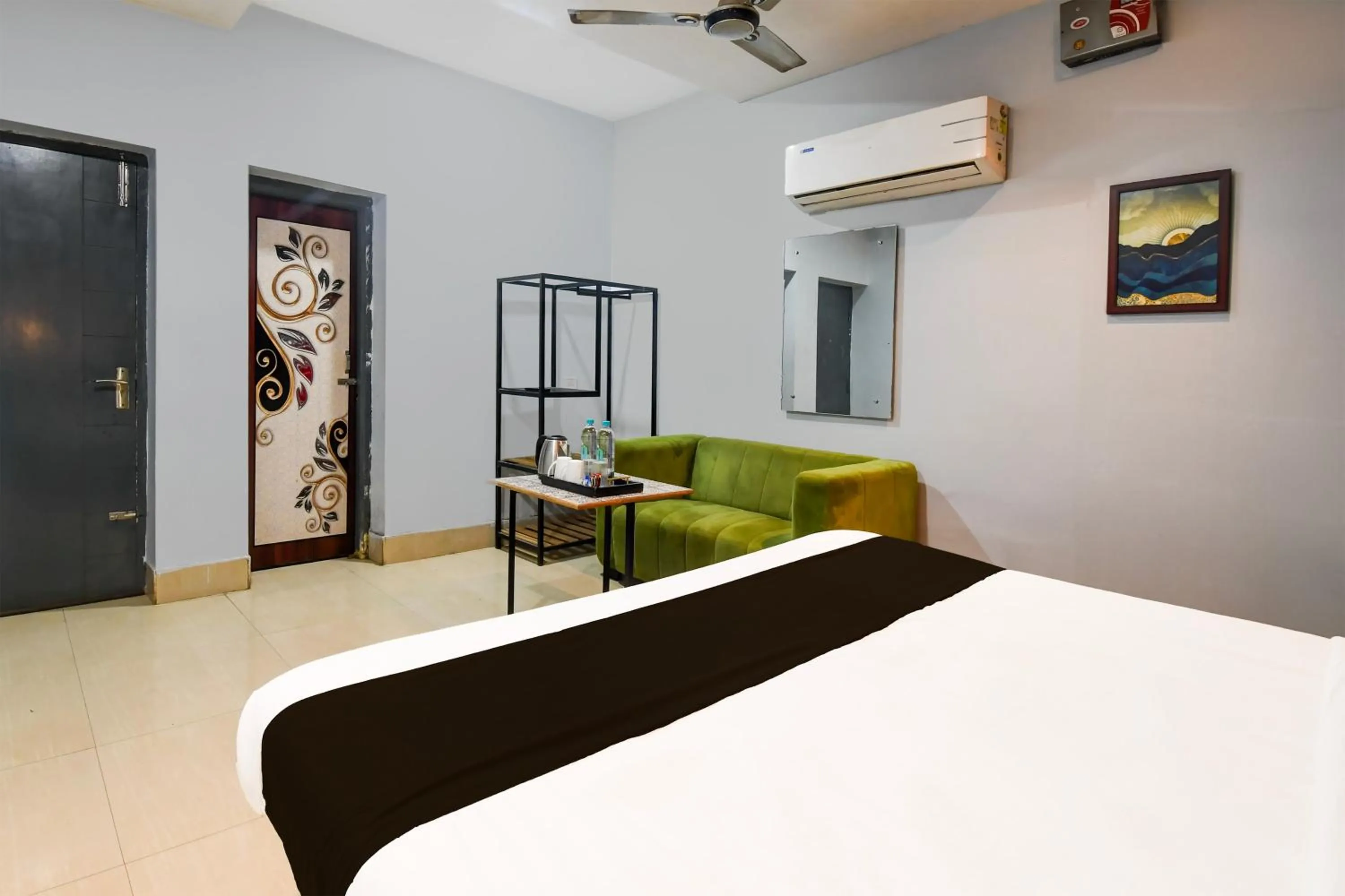 Bedroom, Bed in Hotel O Neatflix And Chill