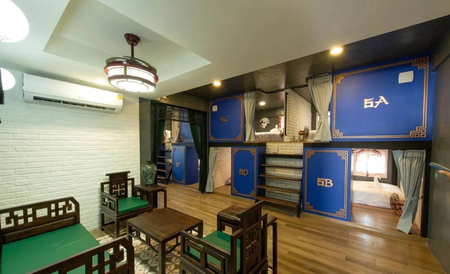 Lynlan Hostel & Cafe