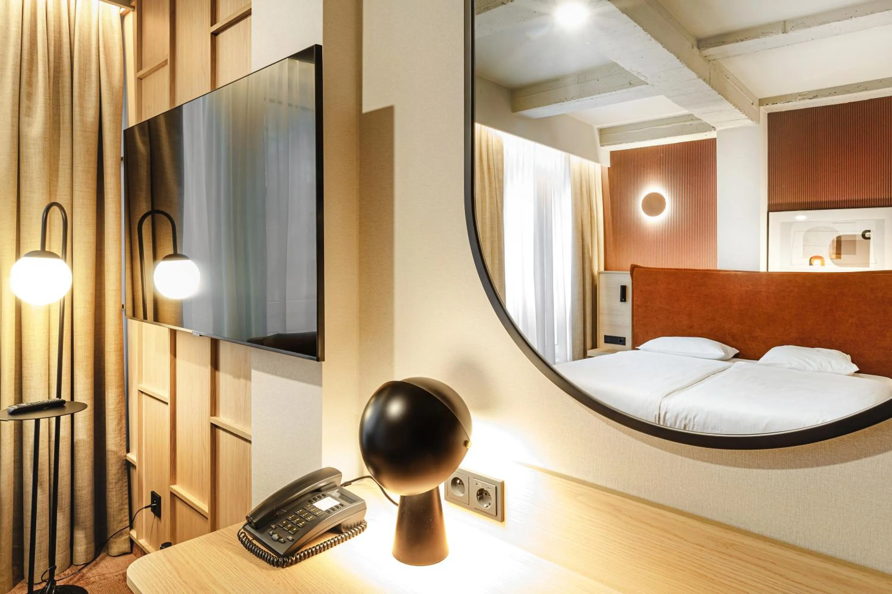 TV and multimedia, Bed in Qubus Hotel Wrocław