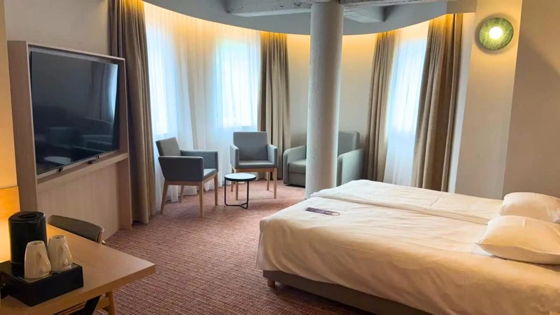 Seating area, Bed in Qubus Hotel Wrocław