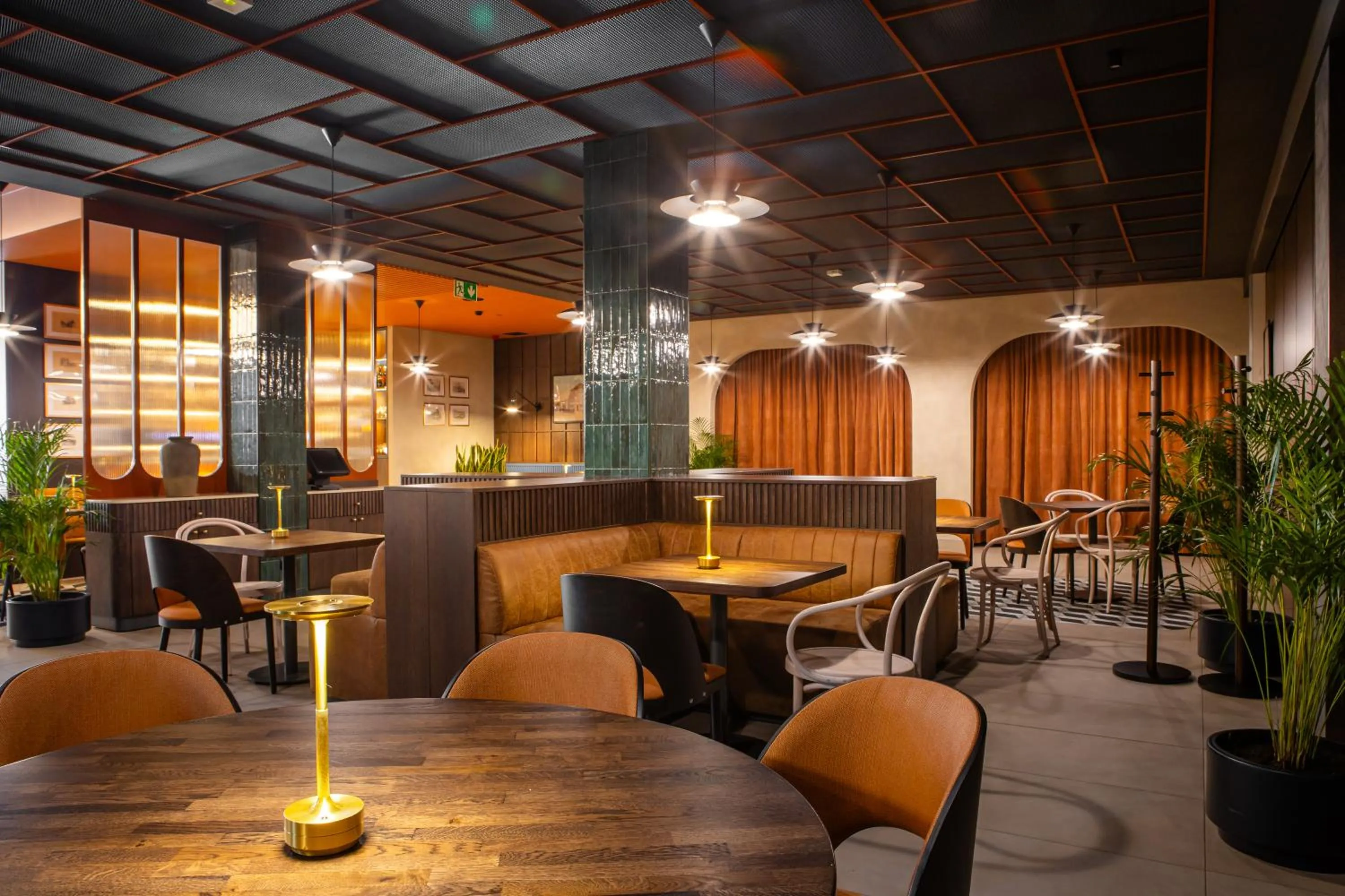 Restaurant/places to eat in Gold Hotel