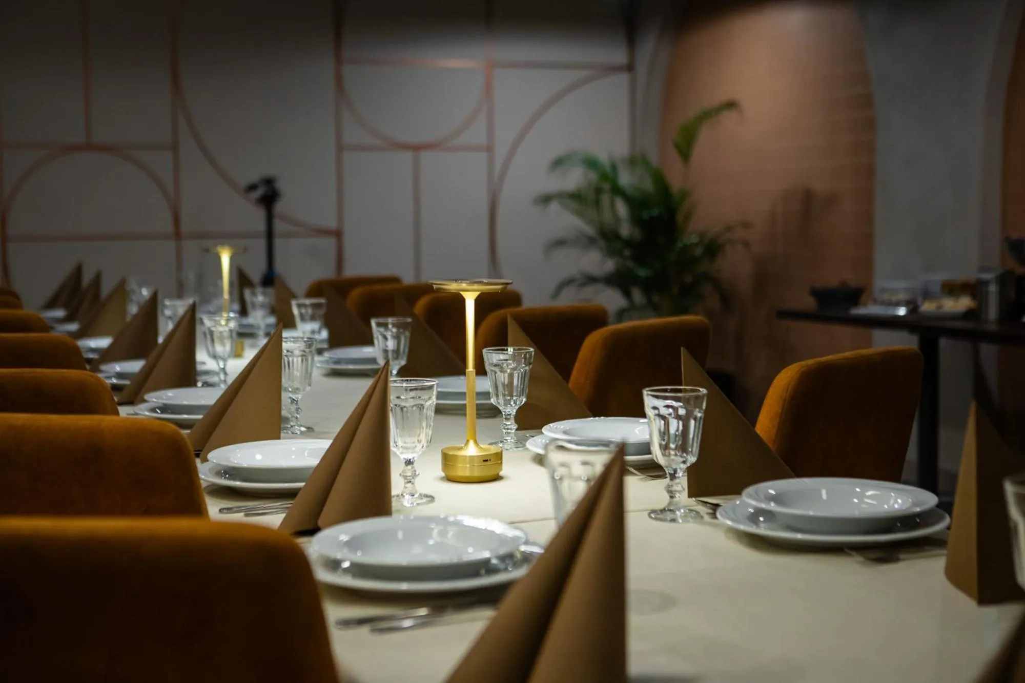 Restaurant/places to eat in Gold Hotel