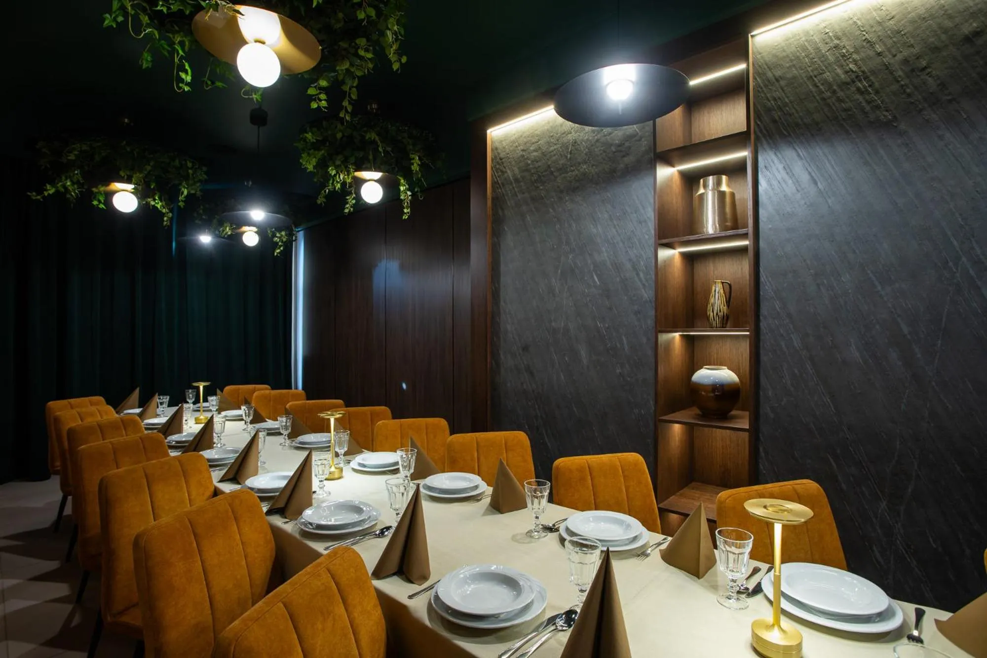 Restaurant/places to eat in Gold Hotel