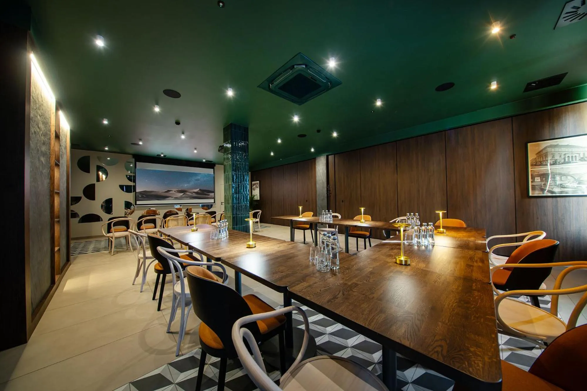 Restaurant/places to eat in Gold Hotel